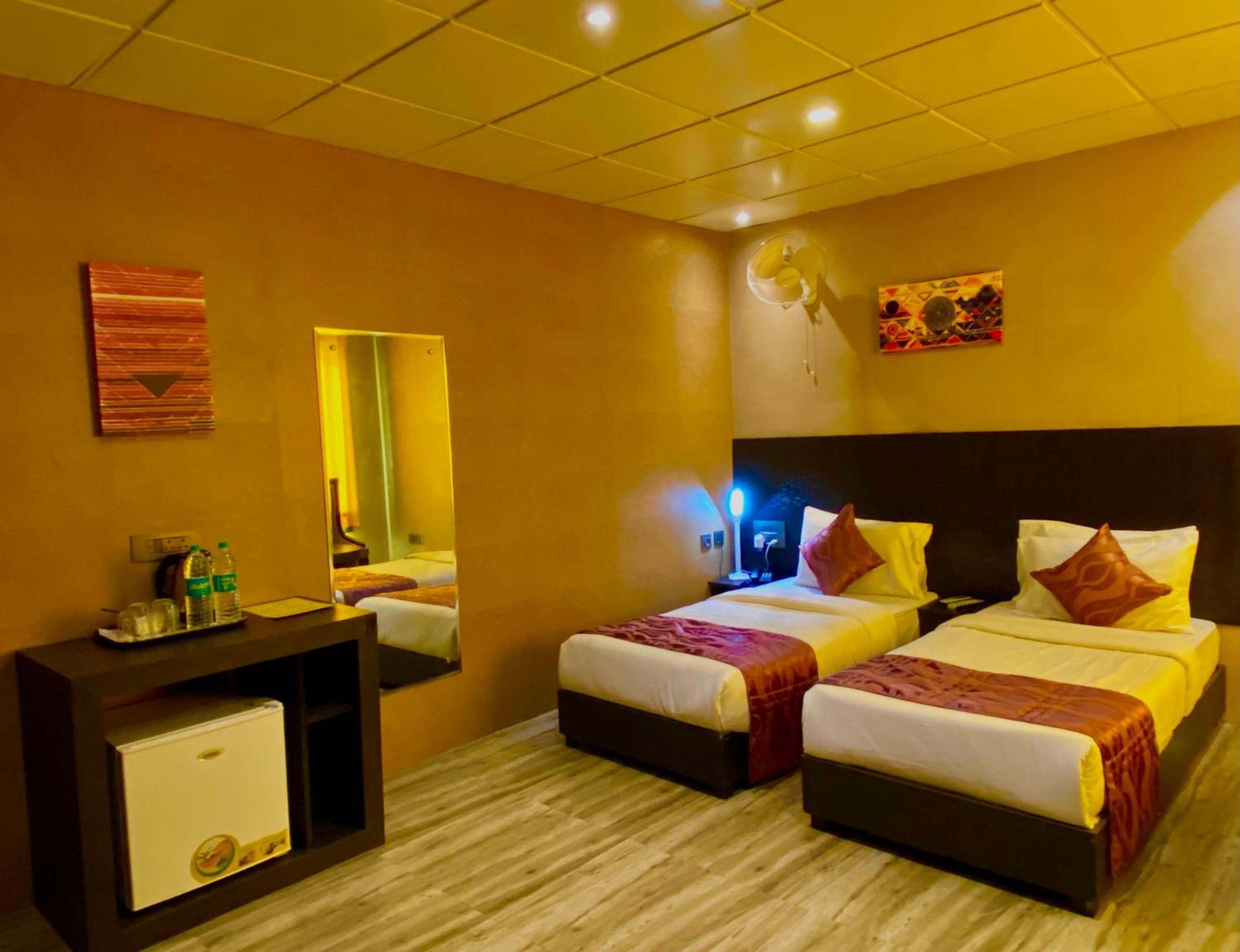 Deluxe Double or Twin Room with City View - Photo 6