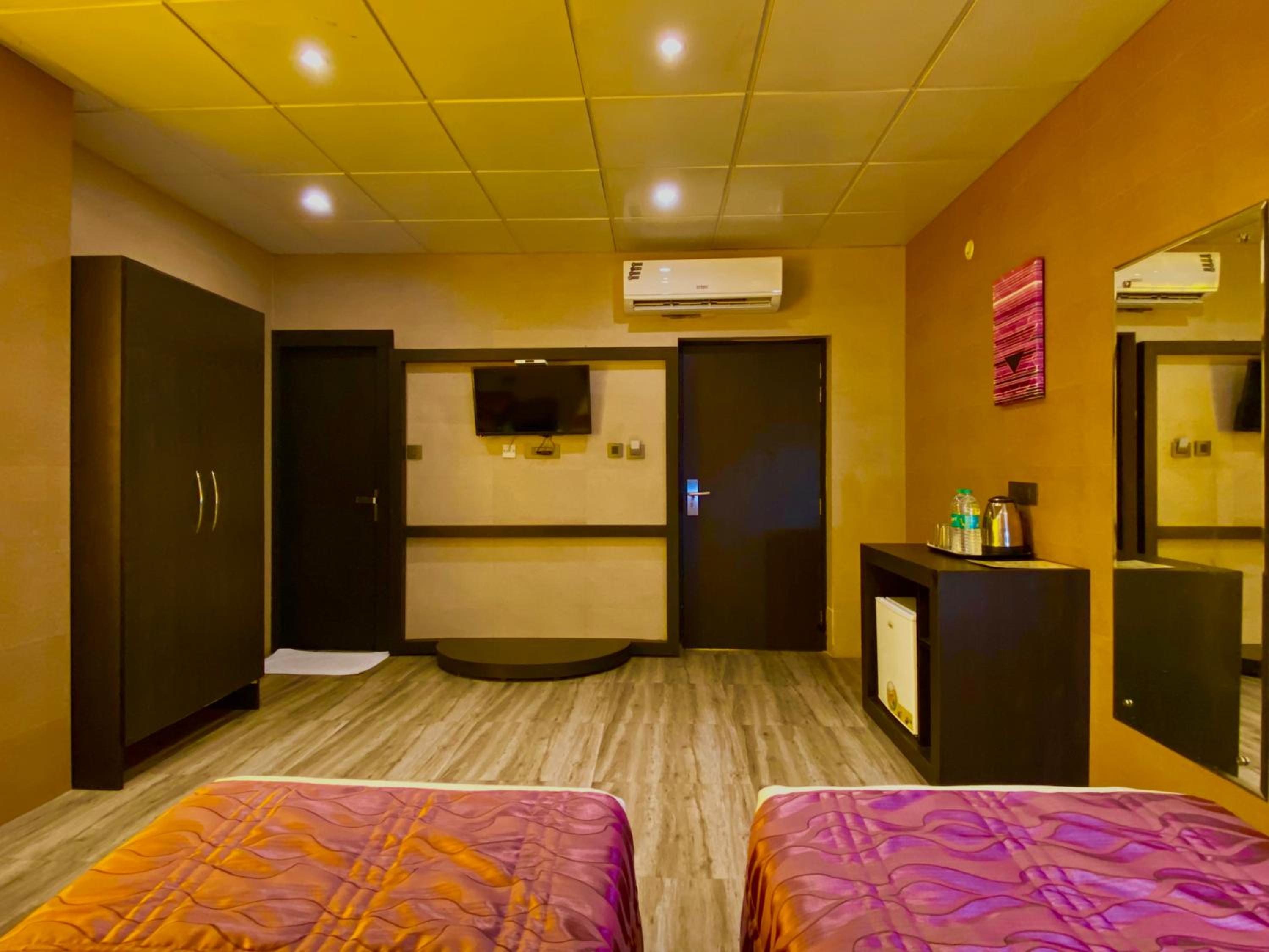 Deluxe Double or Twin Room with City View - Photo 5