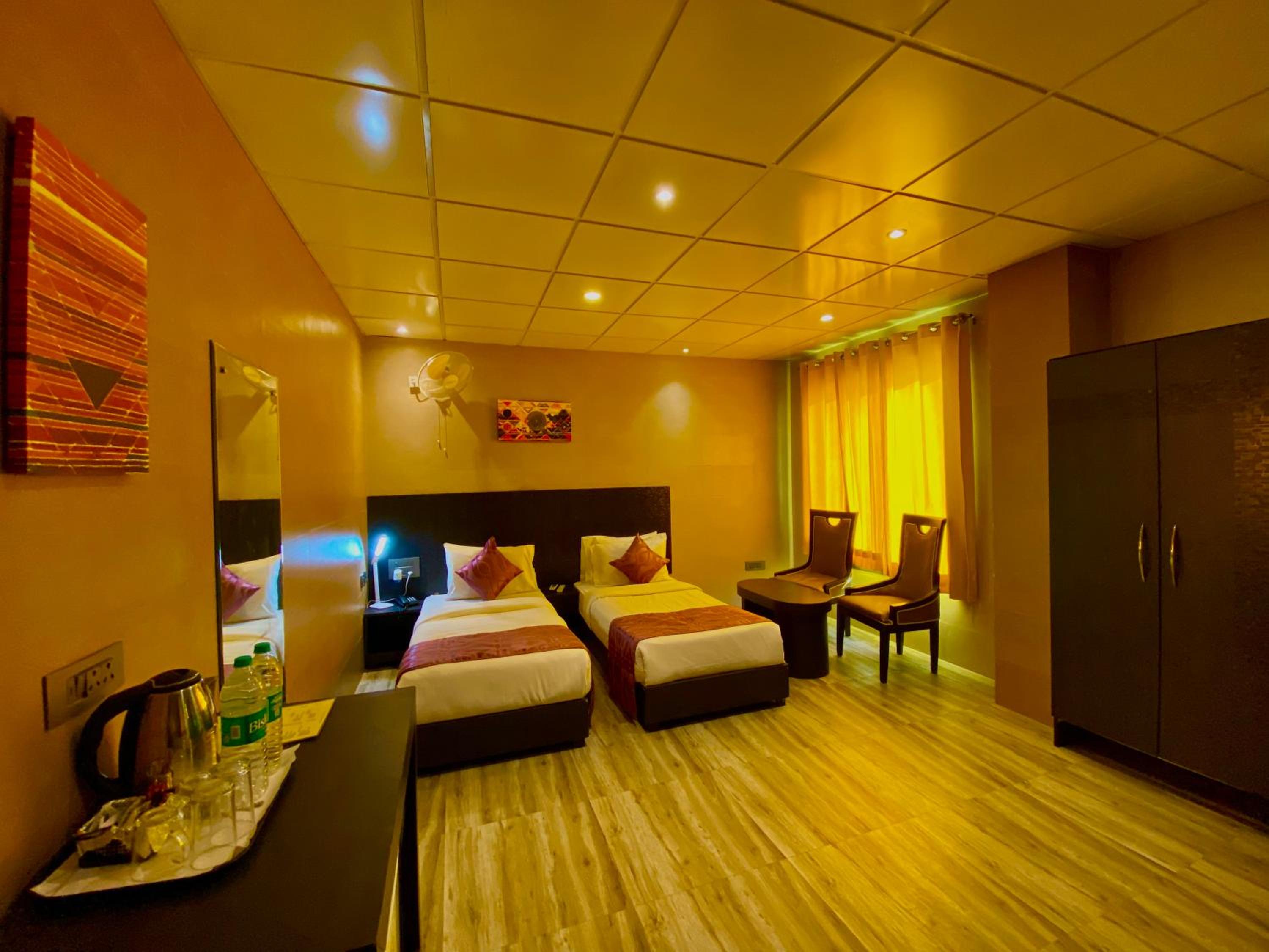 Deluxe Double or Twin Room with City View - Photo 7