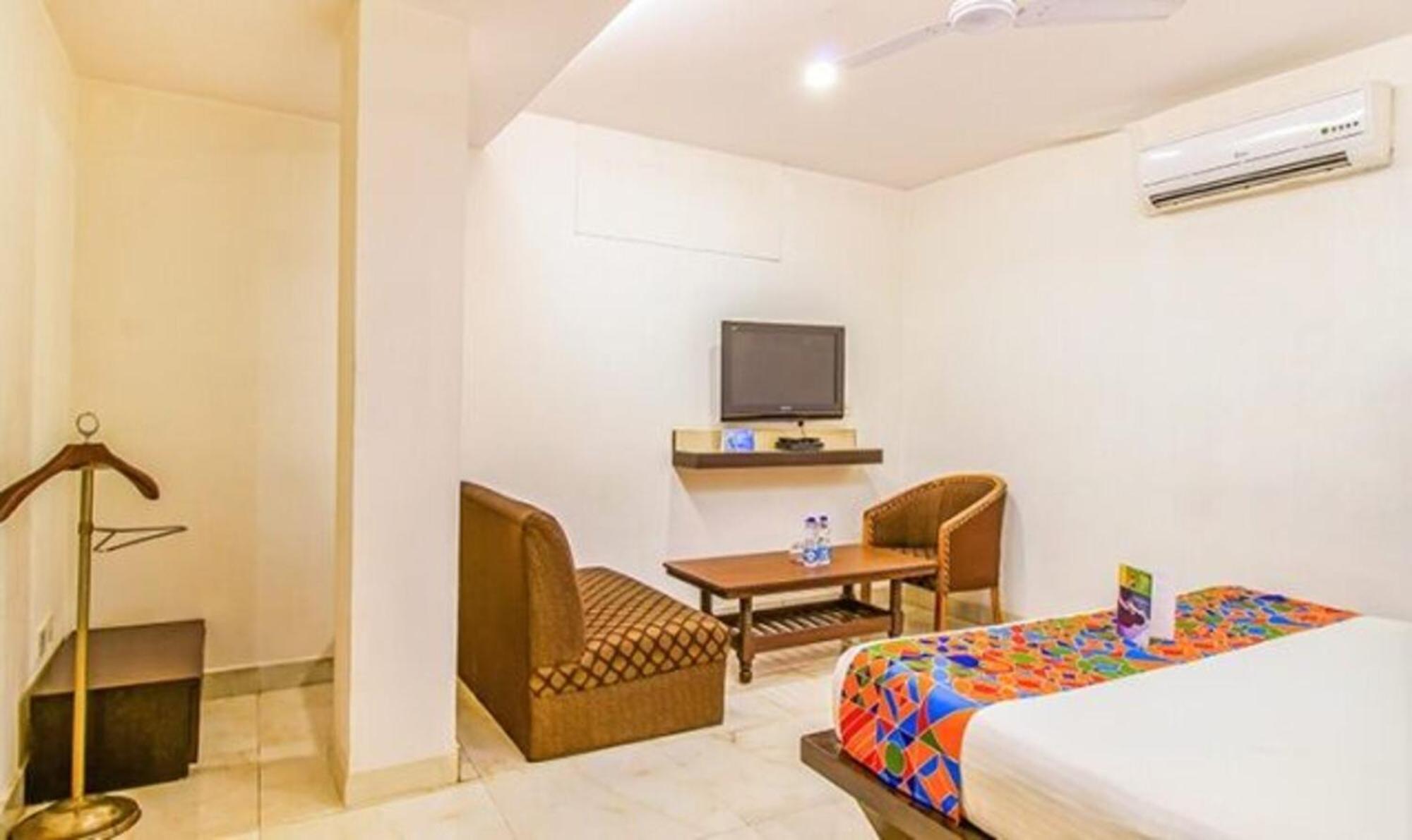 [Sanitized]Deluxe Room - Photo 3