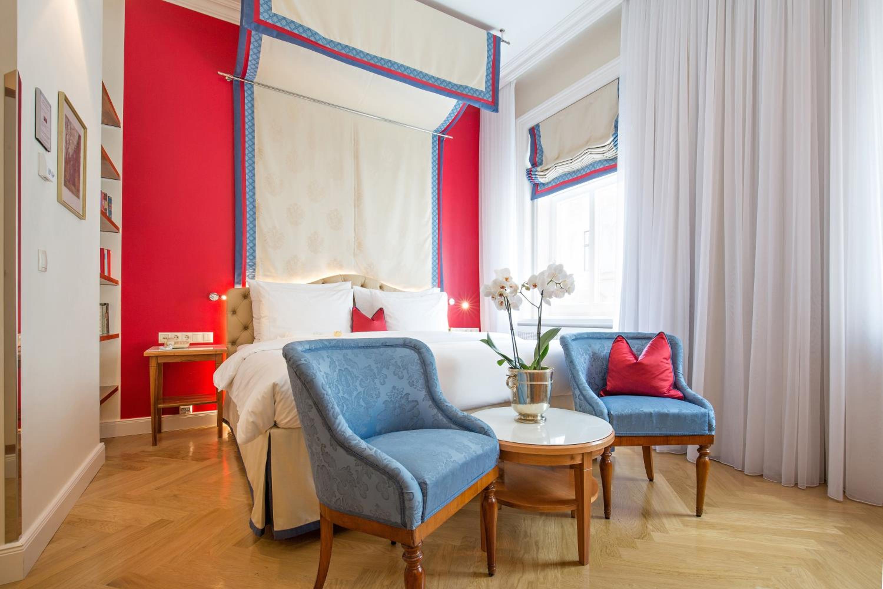 Superior Double Room thumbnail 5