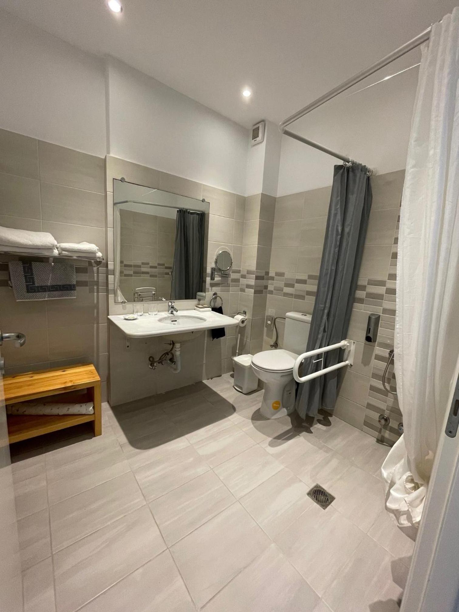 Double Room - Disability Access photo 2