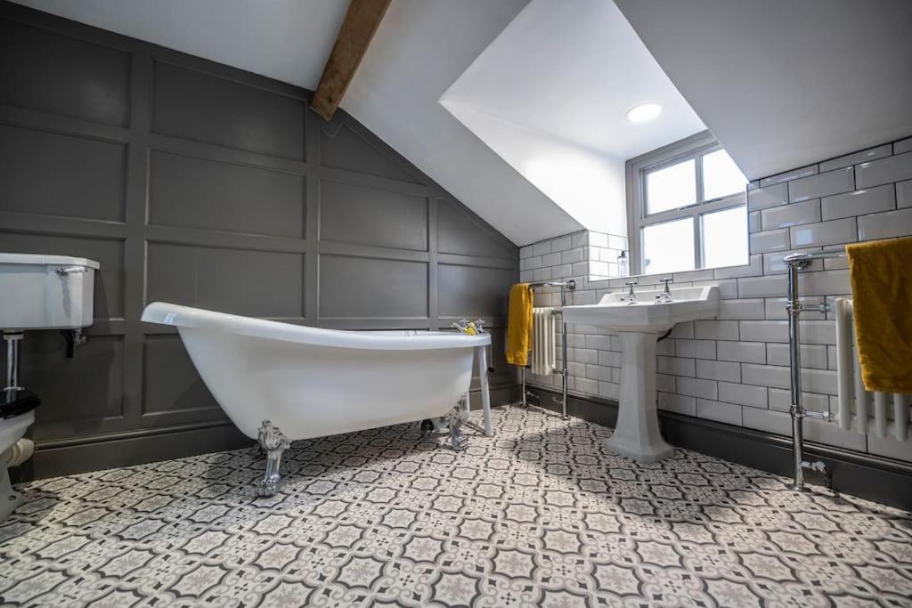 Seven-Bedroom House photo 3
