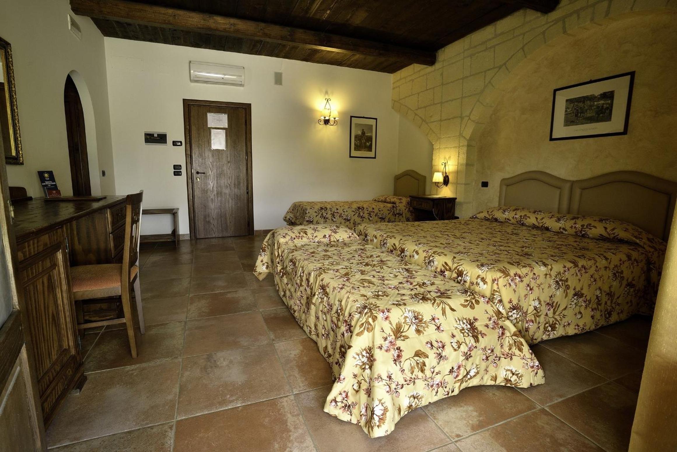 Quadruple Room - Photo 2