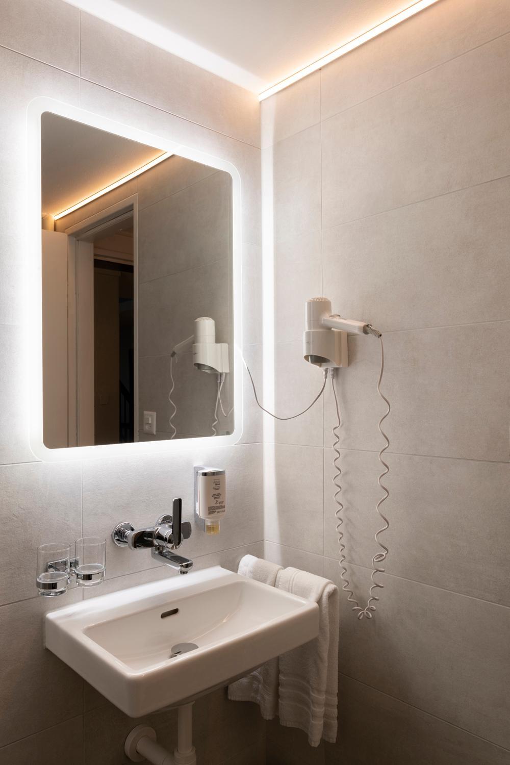 Deluxe Double Room with Balcony - Photo 8
