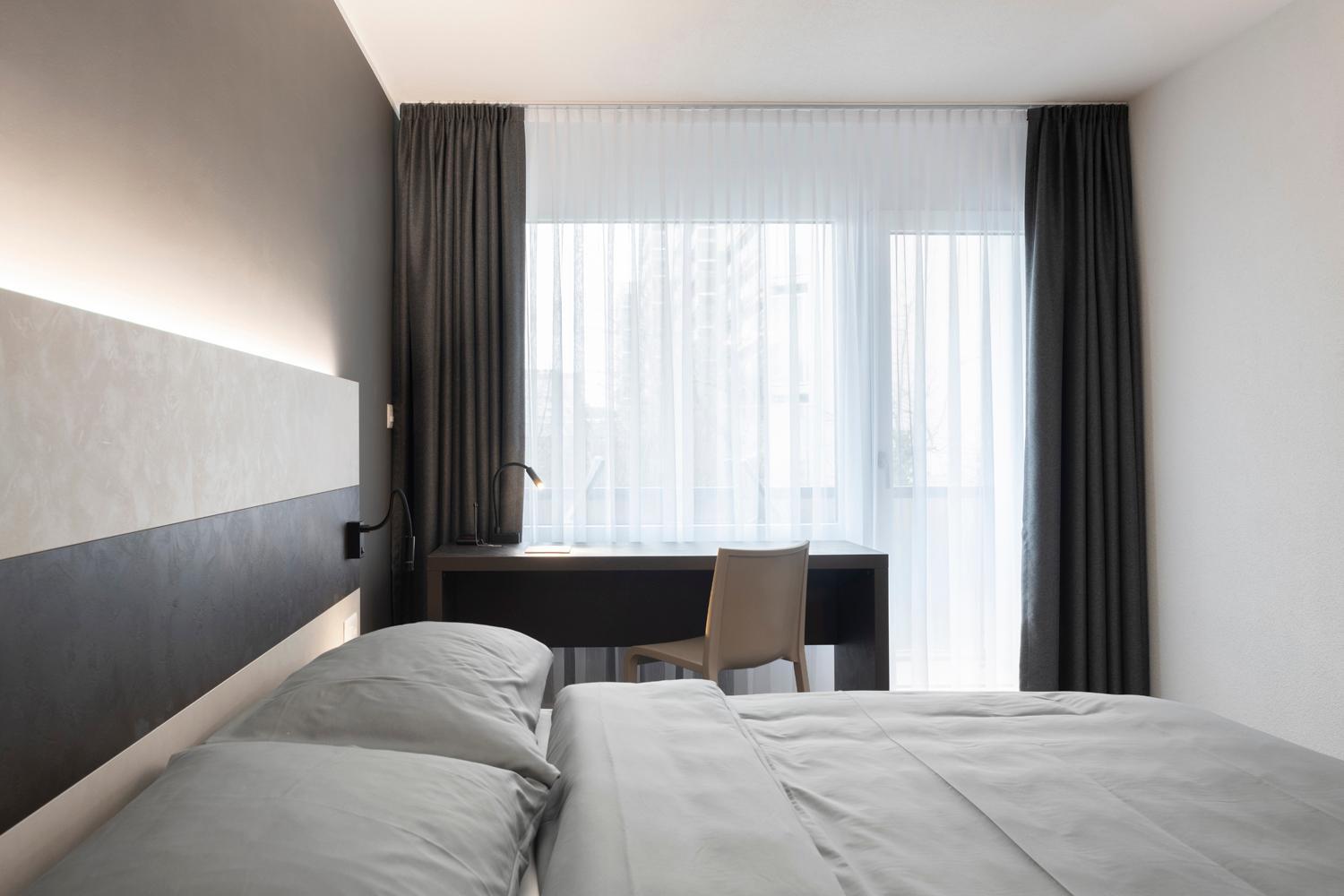 Deluxe Double Room with Balcony - Photo 4