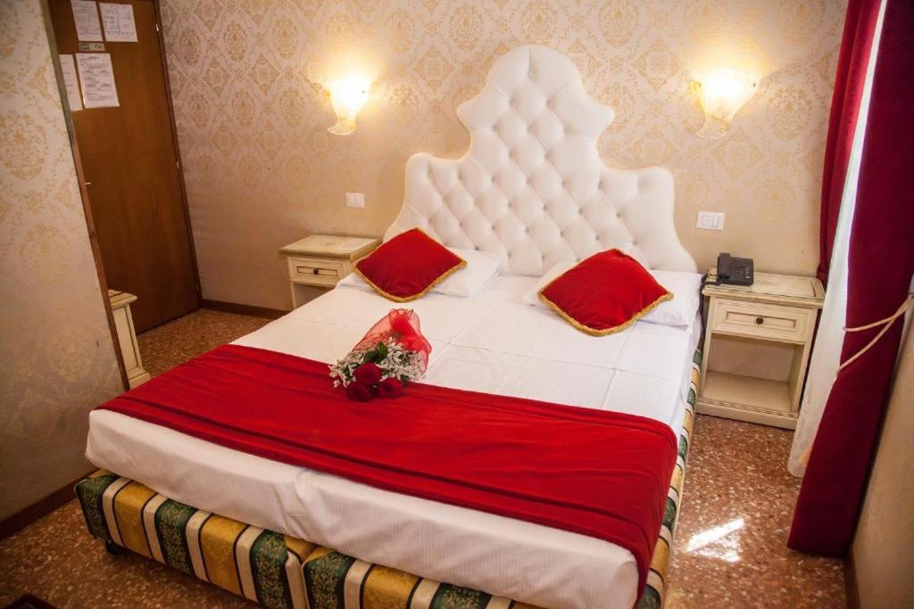 Standard Double or Twin Room photo 1