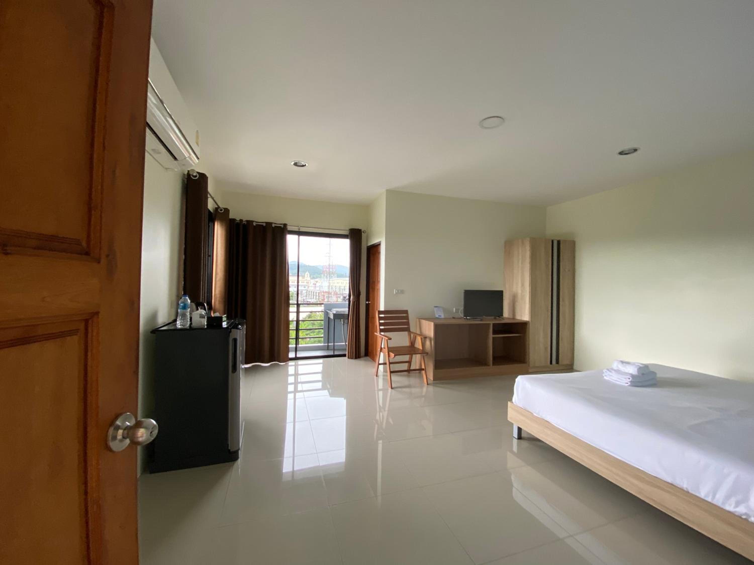 One-Bedroom Apartment - Photo 1