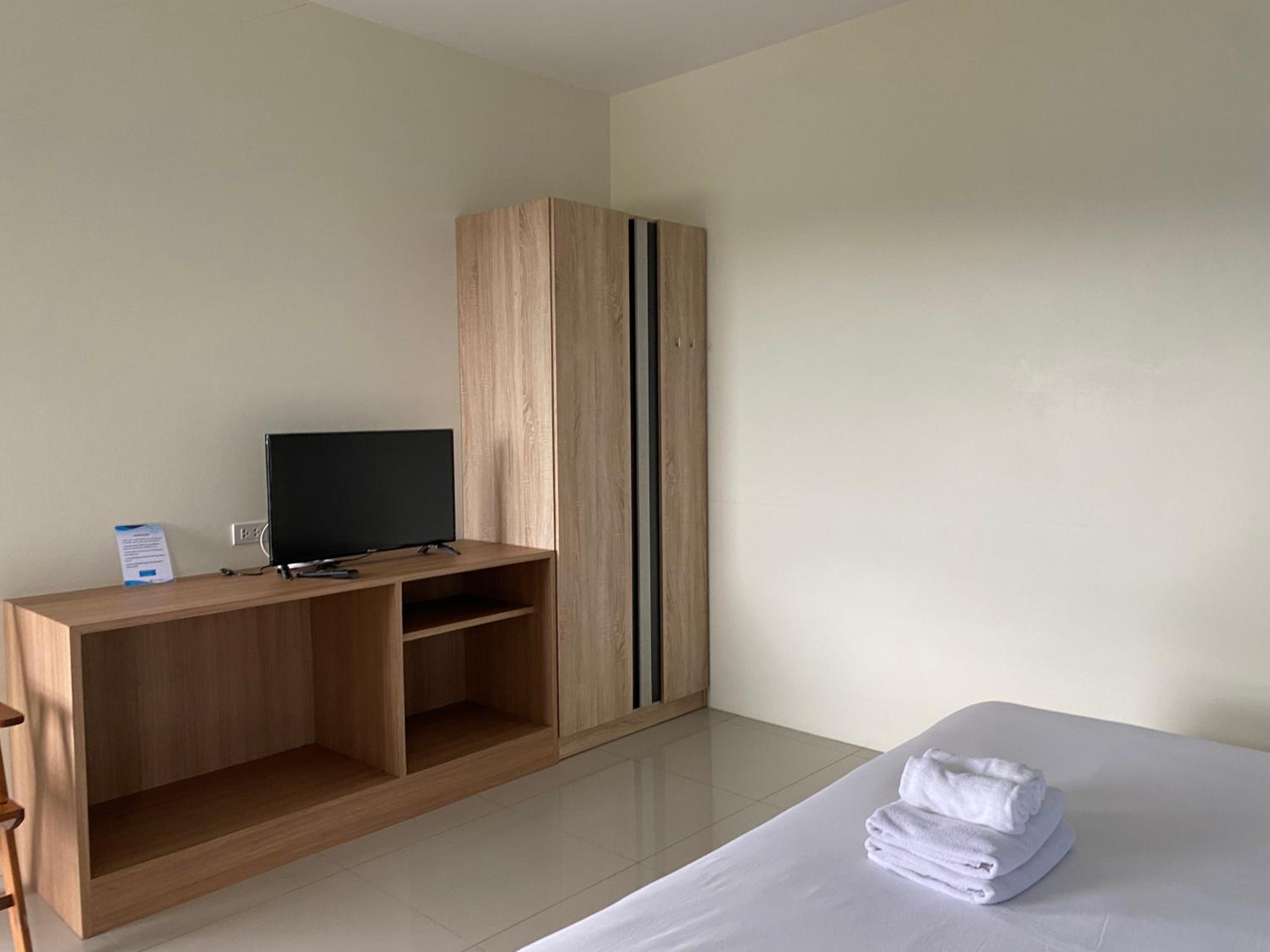 One-Bedroom Apartment - Photo 2