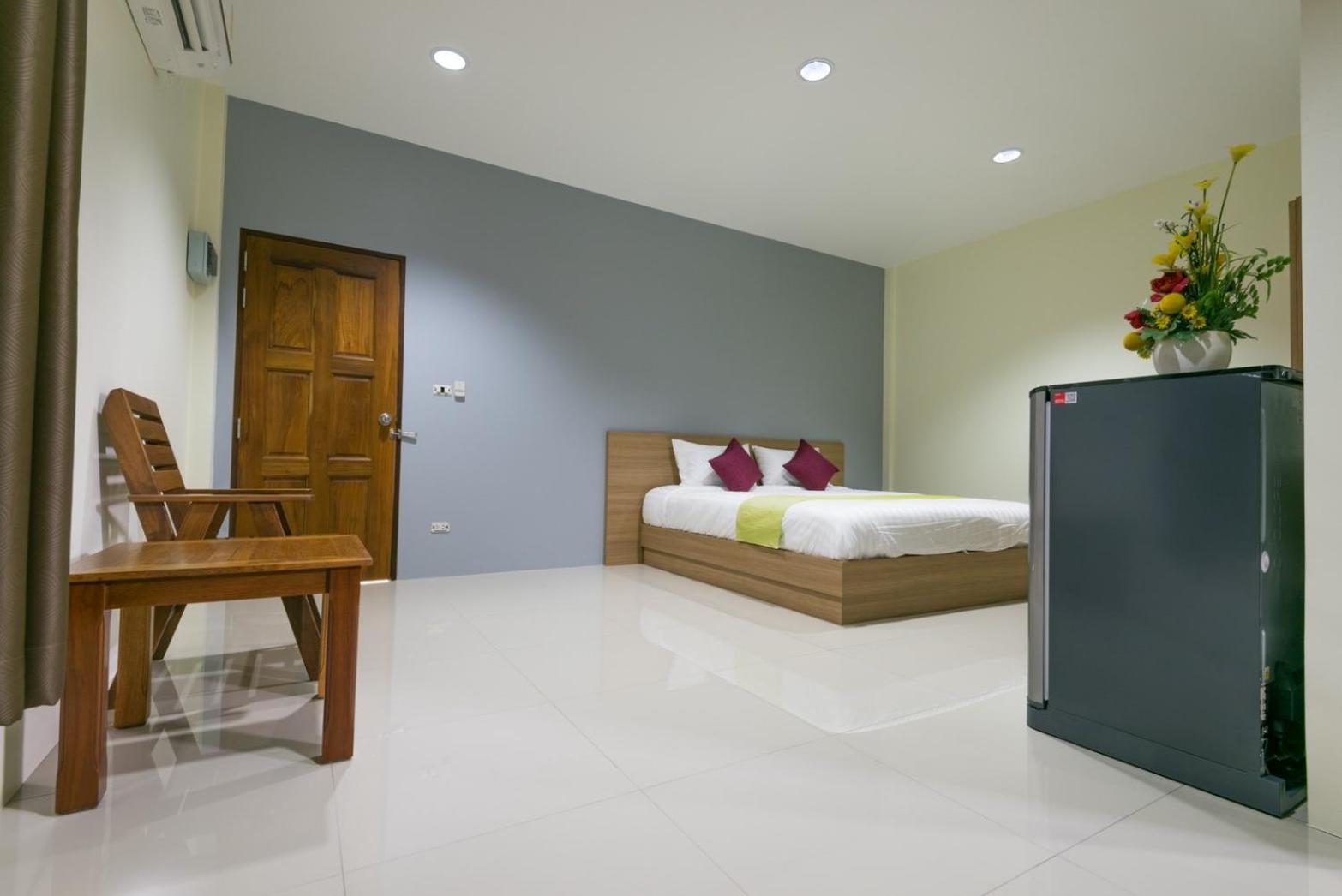 One-Bedroom Apartment - Photo 3