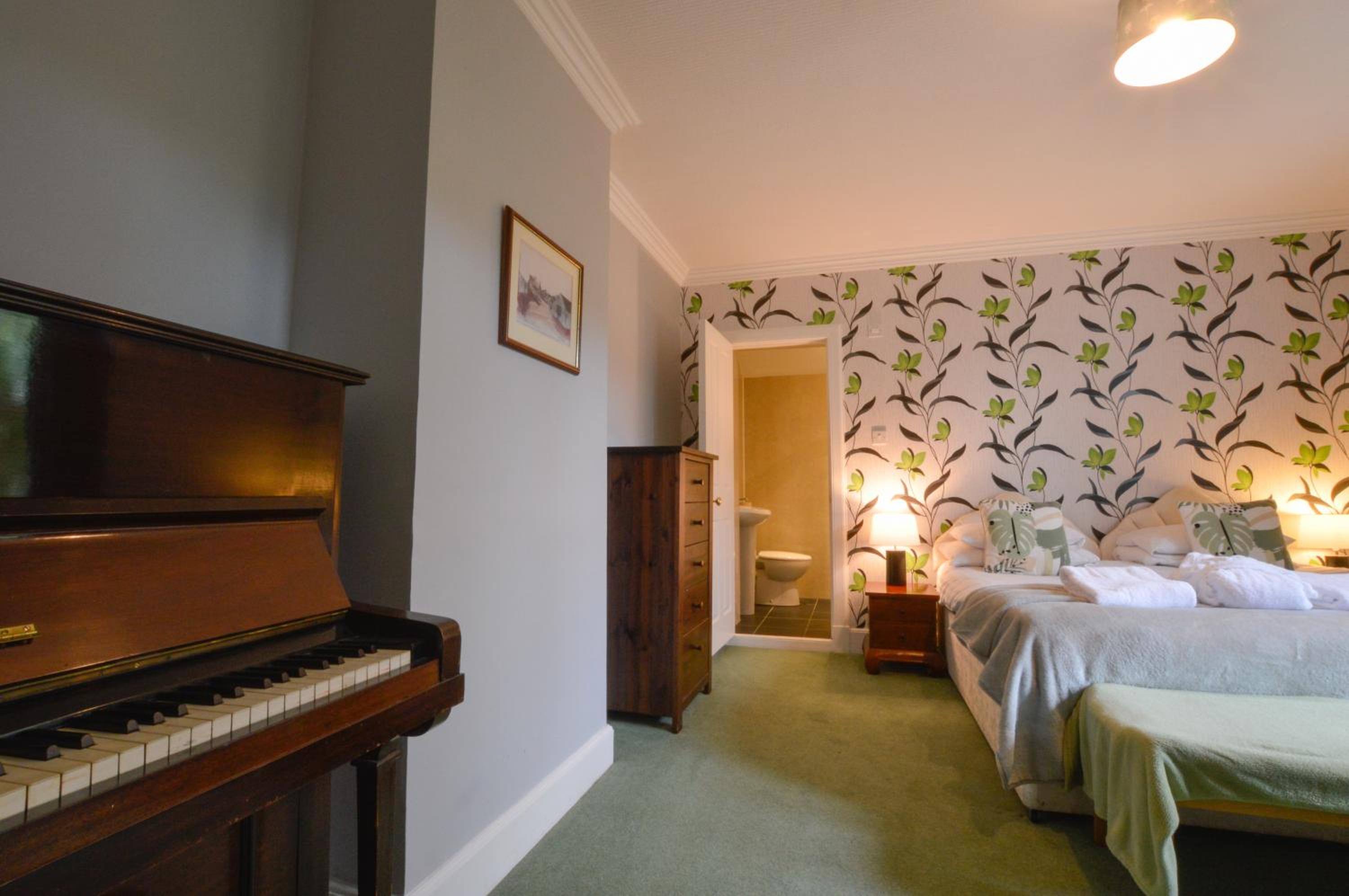 Five-Bedroom House photo 1