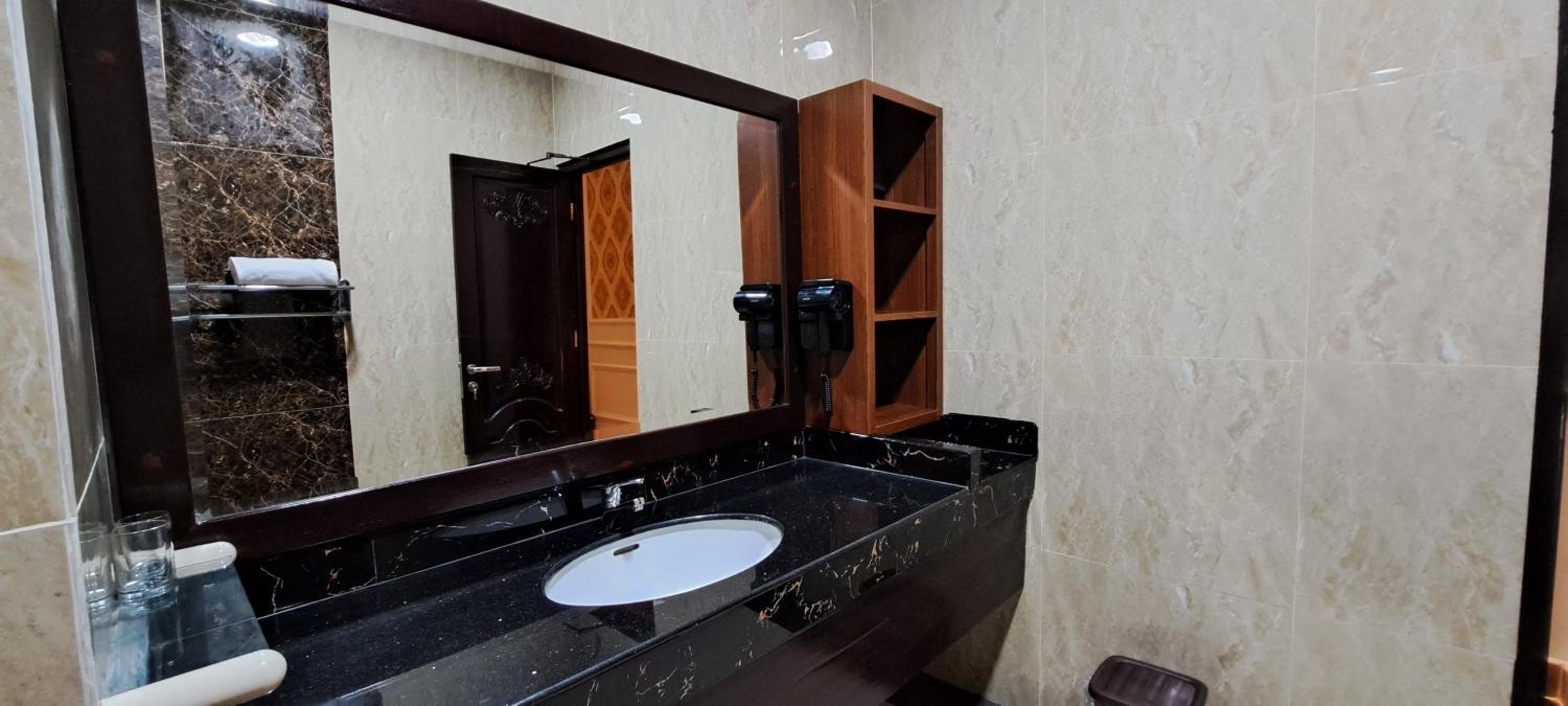 Superior King Room - Photo 8