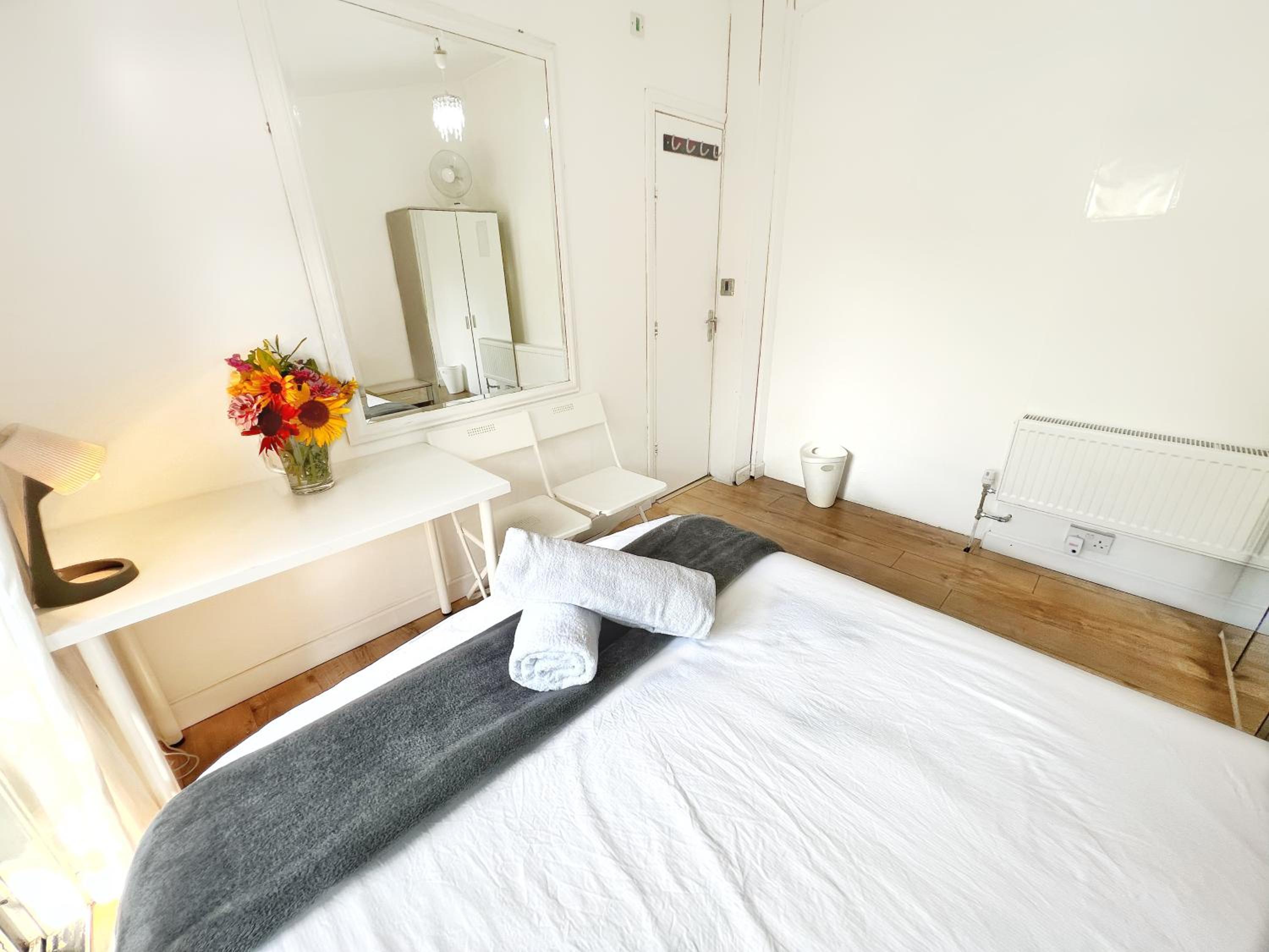 Five-Bedroom House photo 1