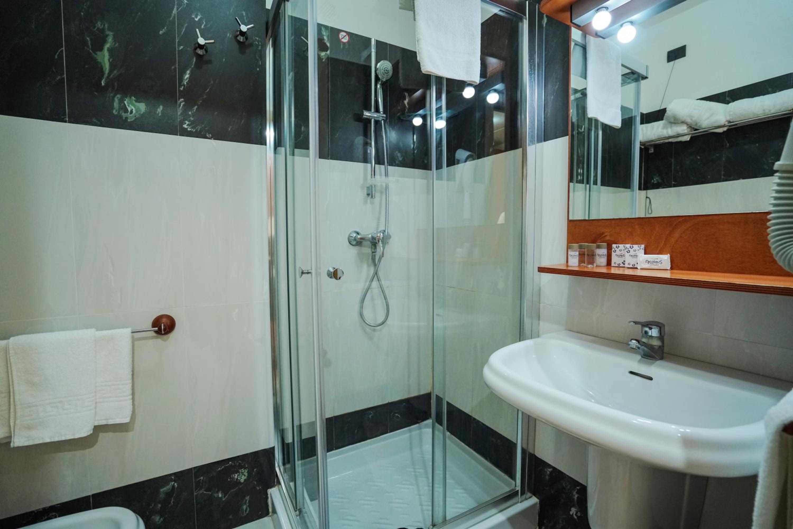 Standard Double or Twin Room photo 3