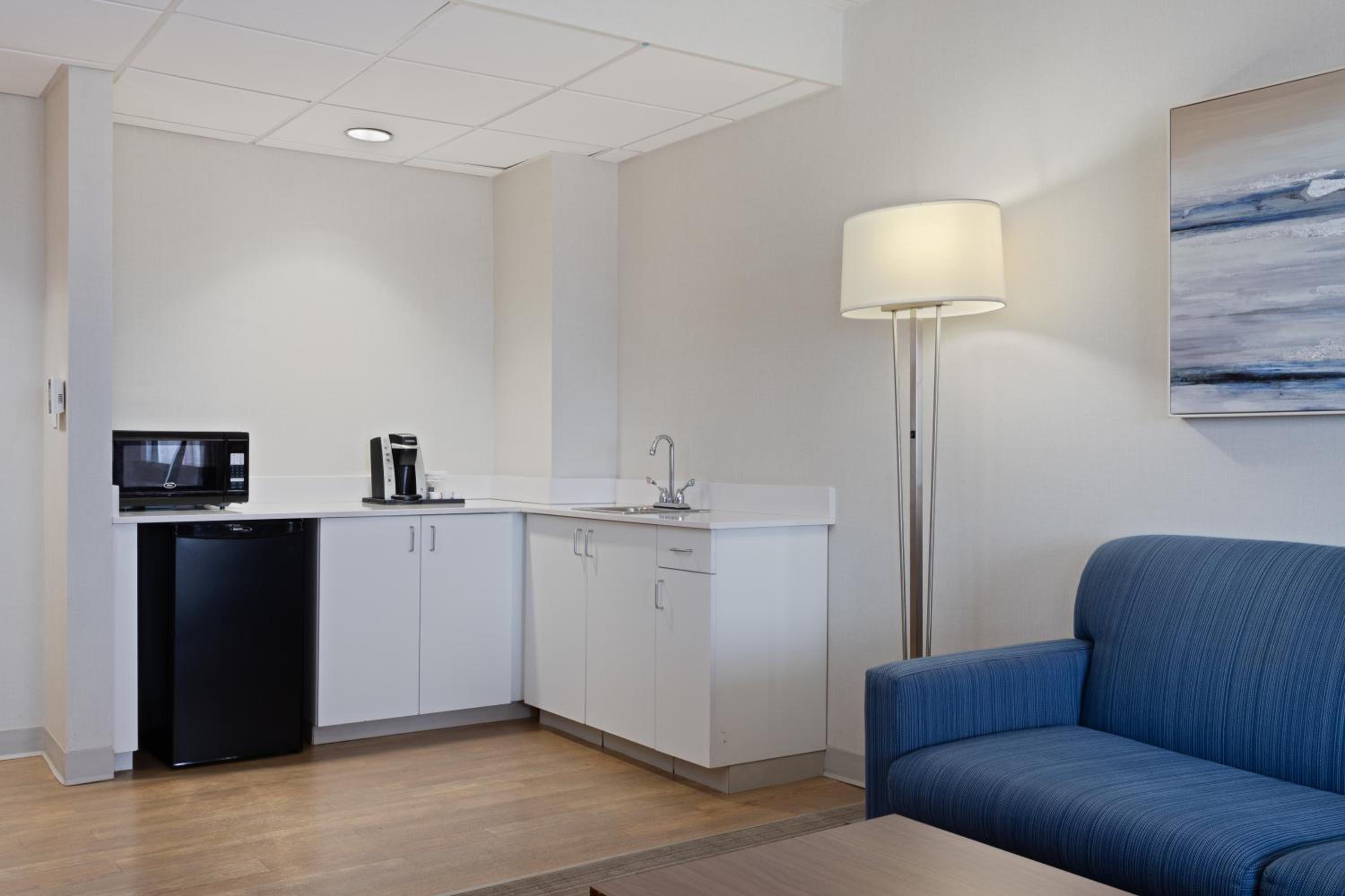Feature Suite - Non-Smoking - Photo 5