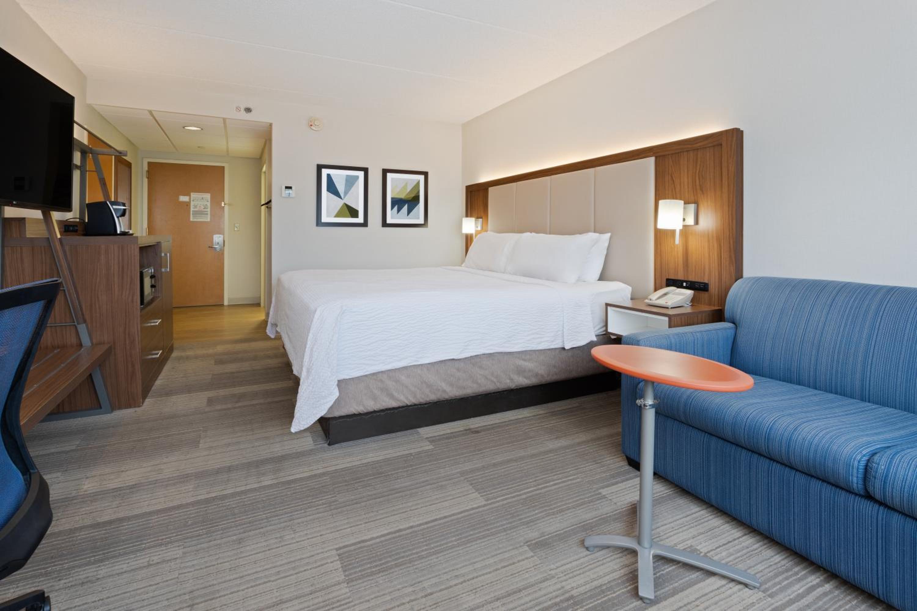Standard King Room with Sofa Bed - Photo 3