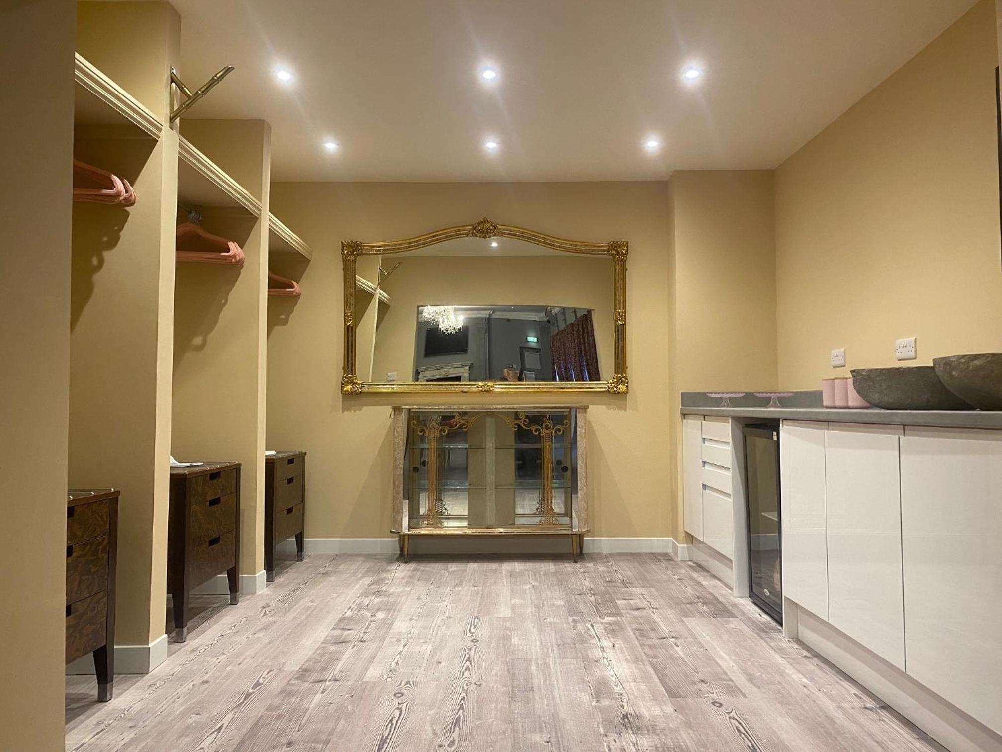 Suite with Hot Tub - Photo 5