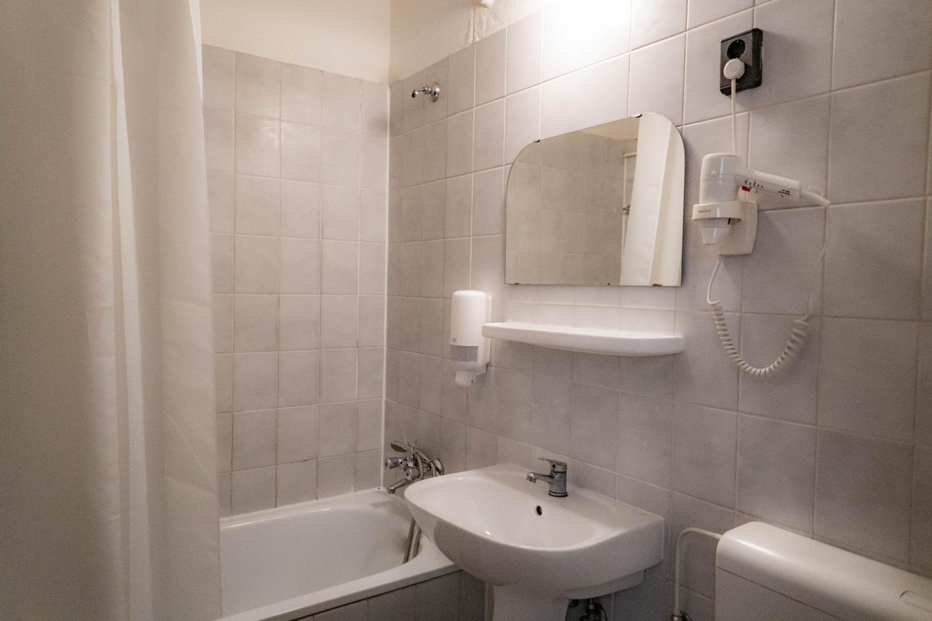 Twin Room - Photo 2