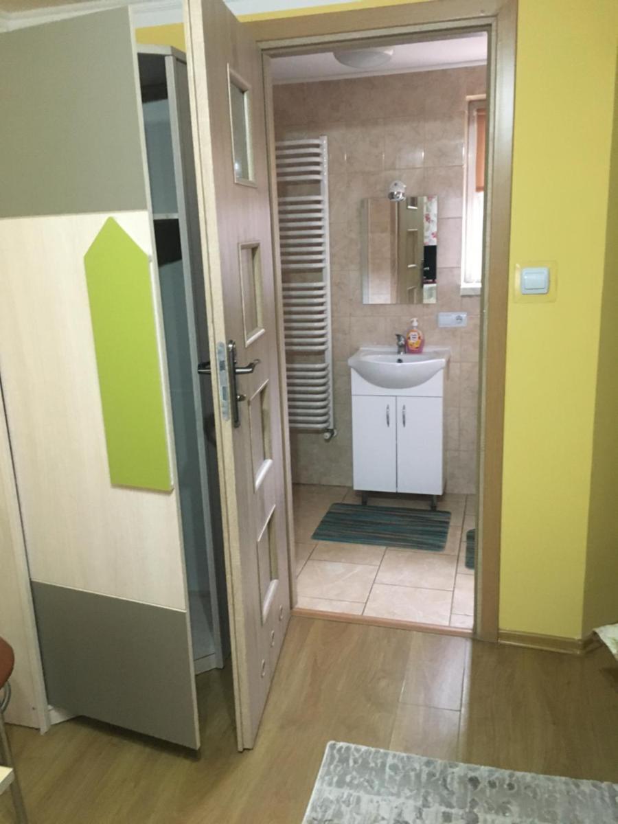 Twin Room with Private Bathroom - Photo 3