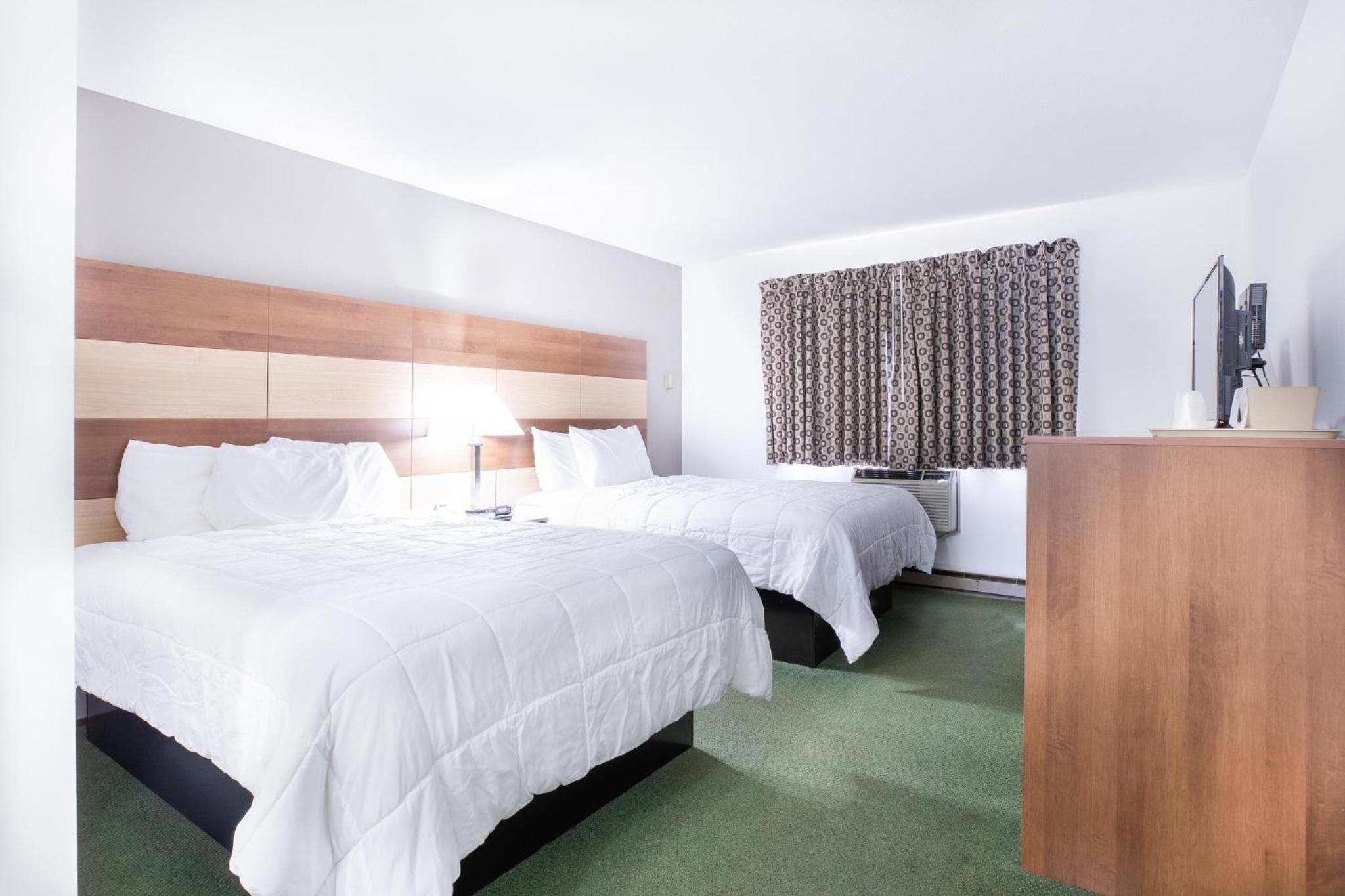Queen Room with Two Queen Beds - Photo 2