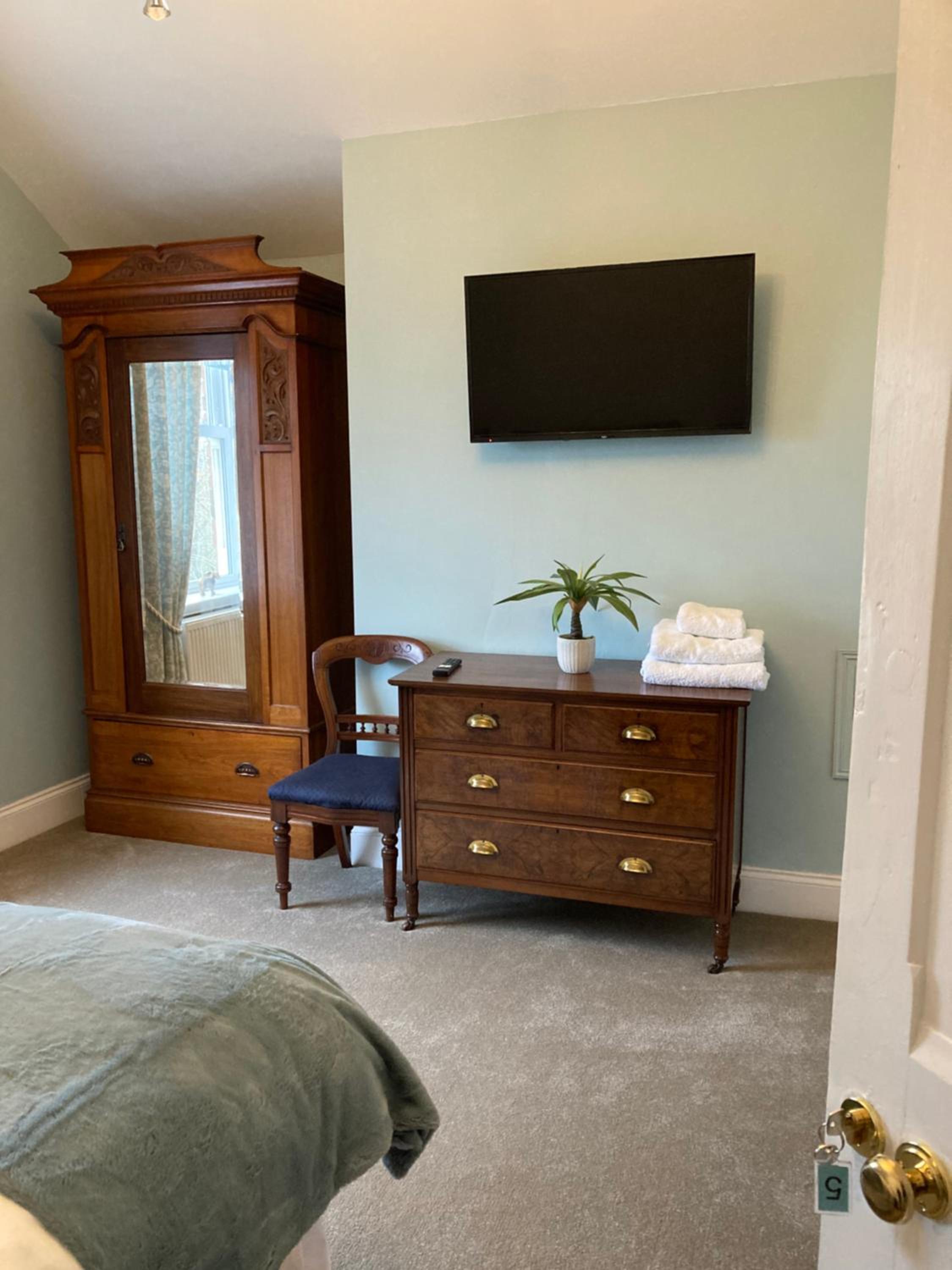 Deluxe Double or Twin Room with City View - Photo 7
