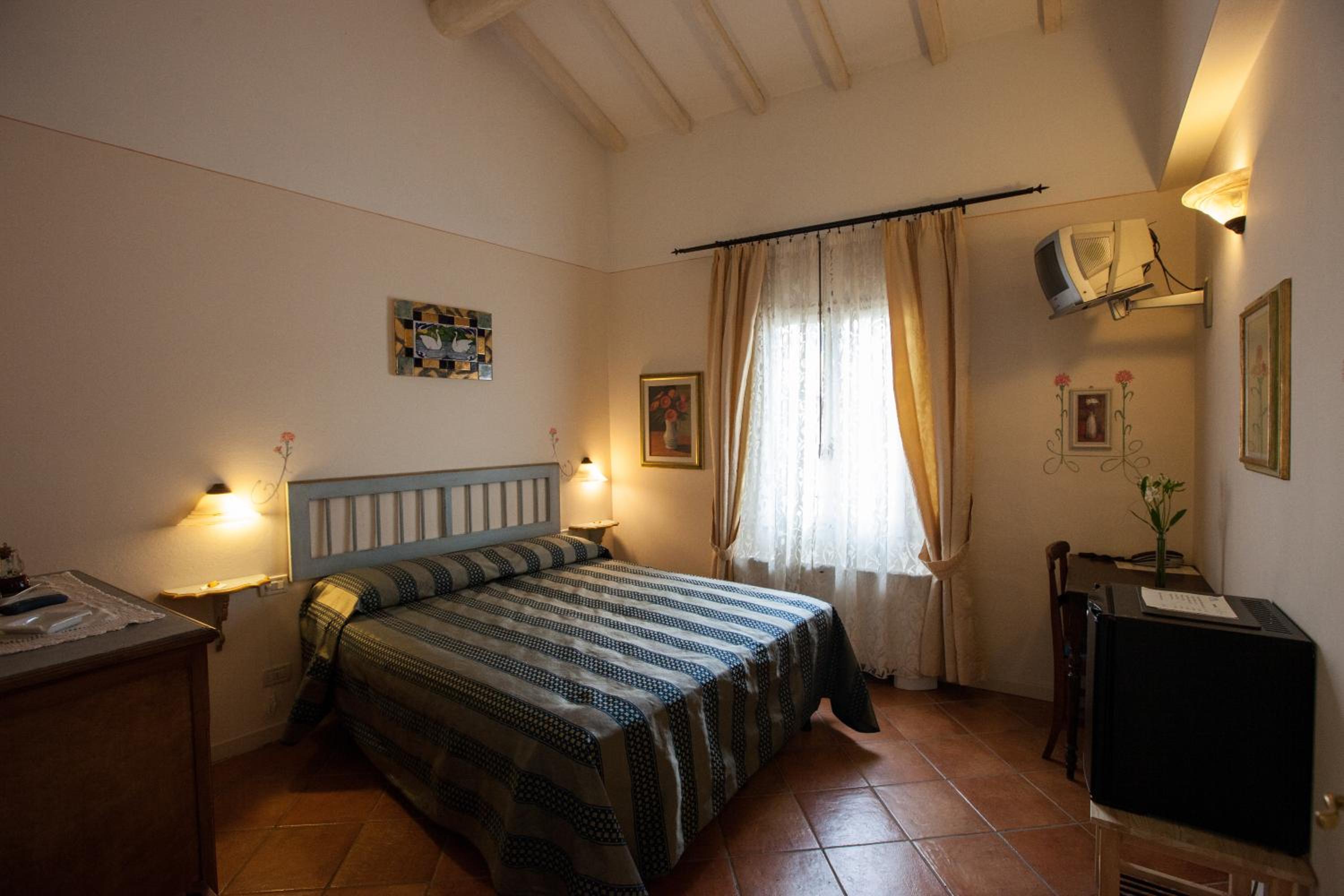 Double Room - Photo 7