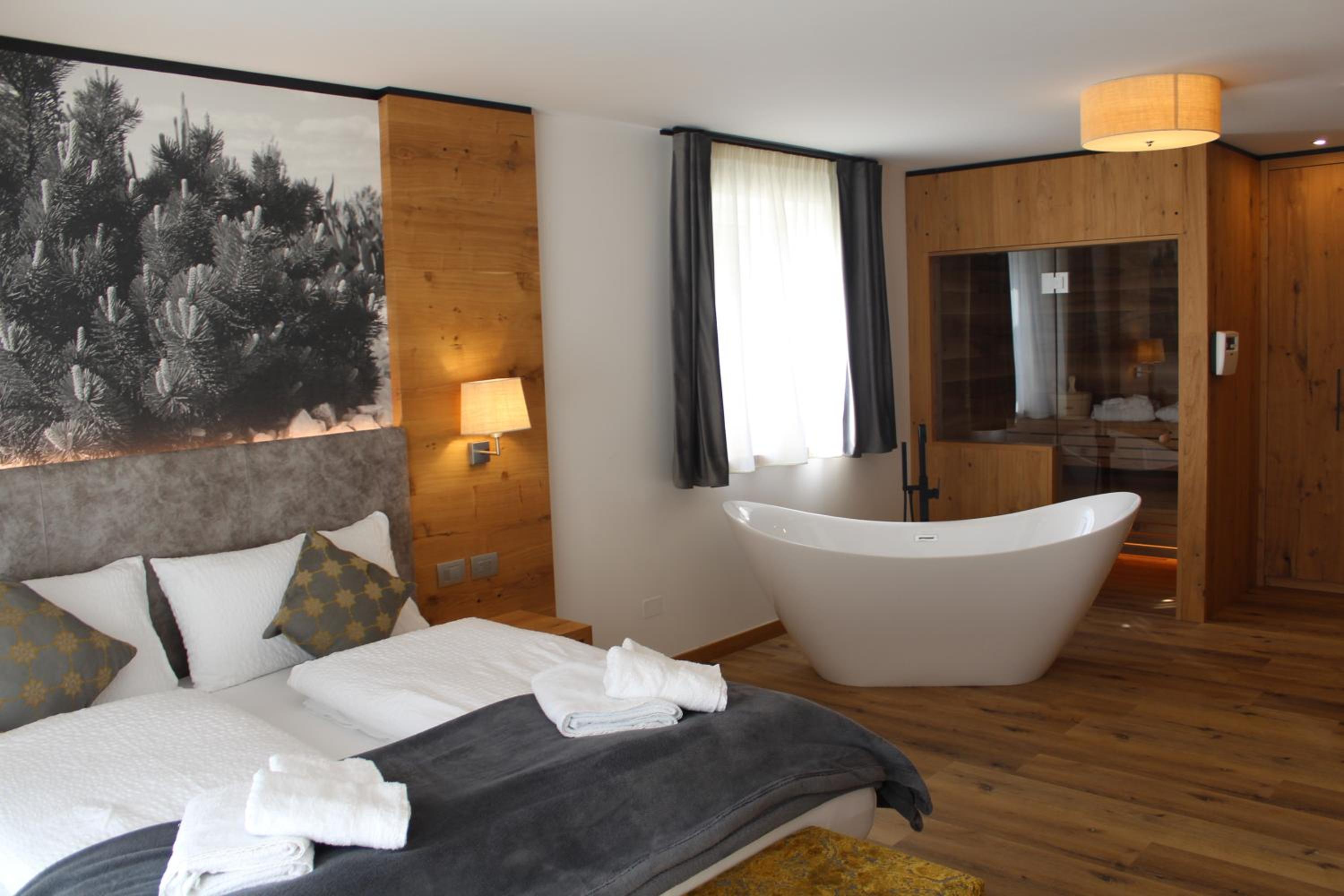 Superior Double or Twin Room with Lake View photo 2