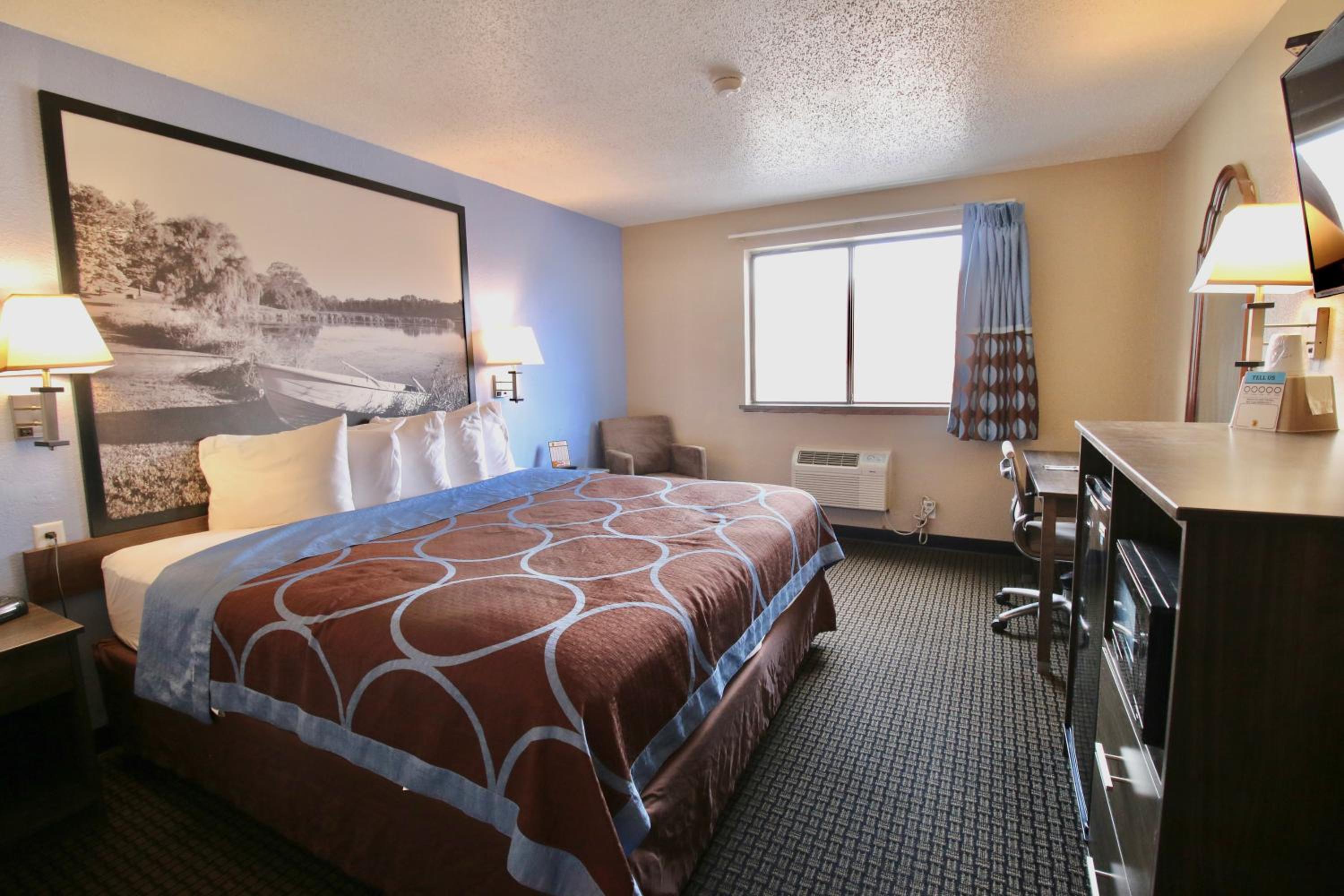 King Room - Non-Smoking - Photo 4