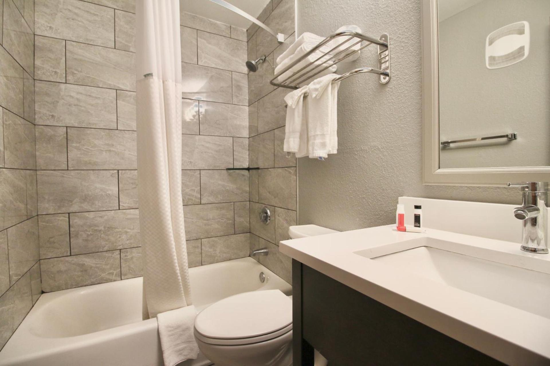 Deluxe King Room - Non-Smoking - Photo 4