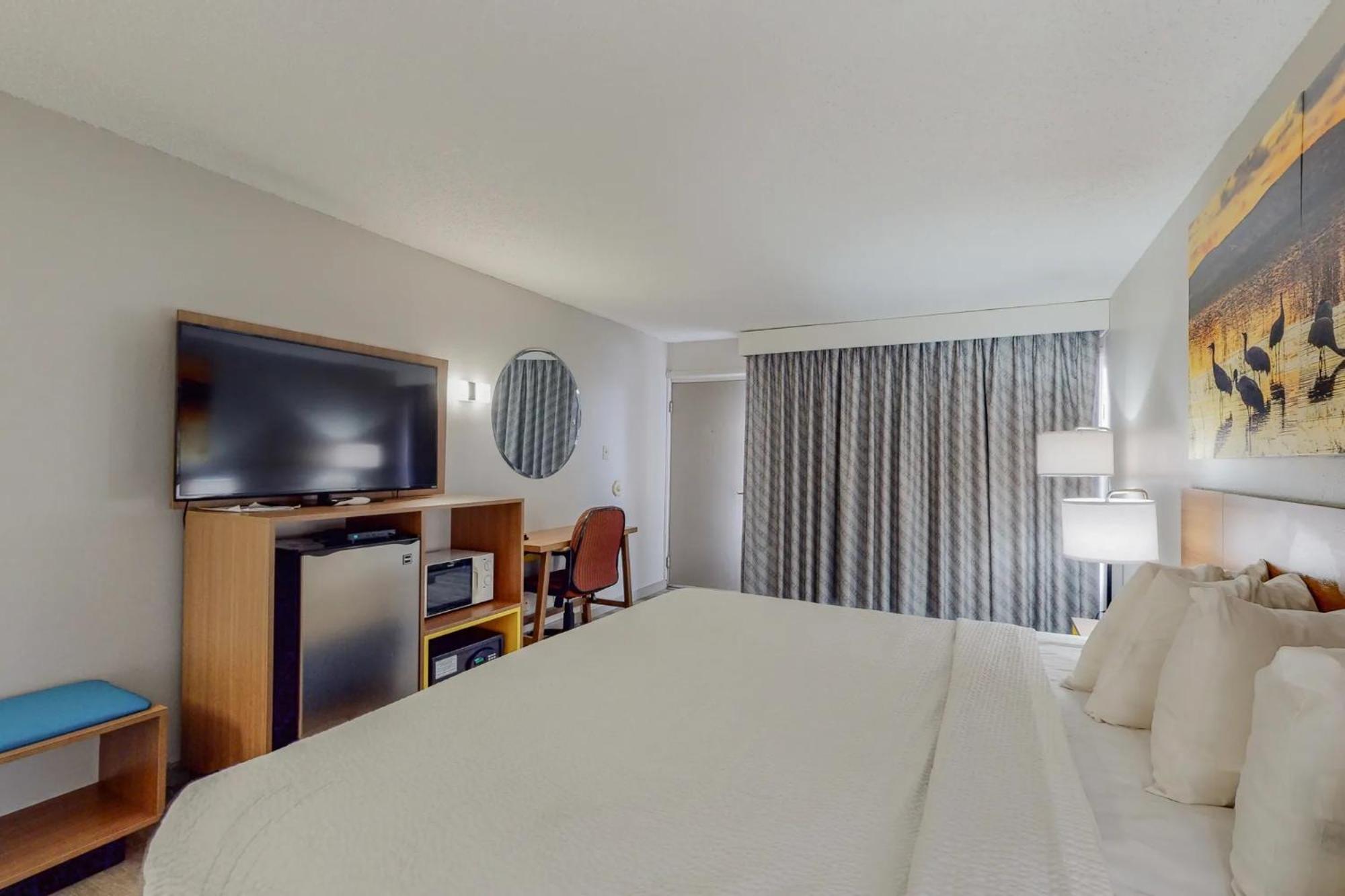 King Room - Non-Smoking - Photo 3