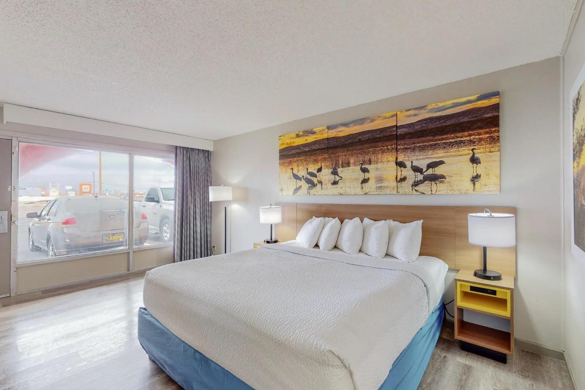 King Room - Non-Smoking - Photo 2