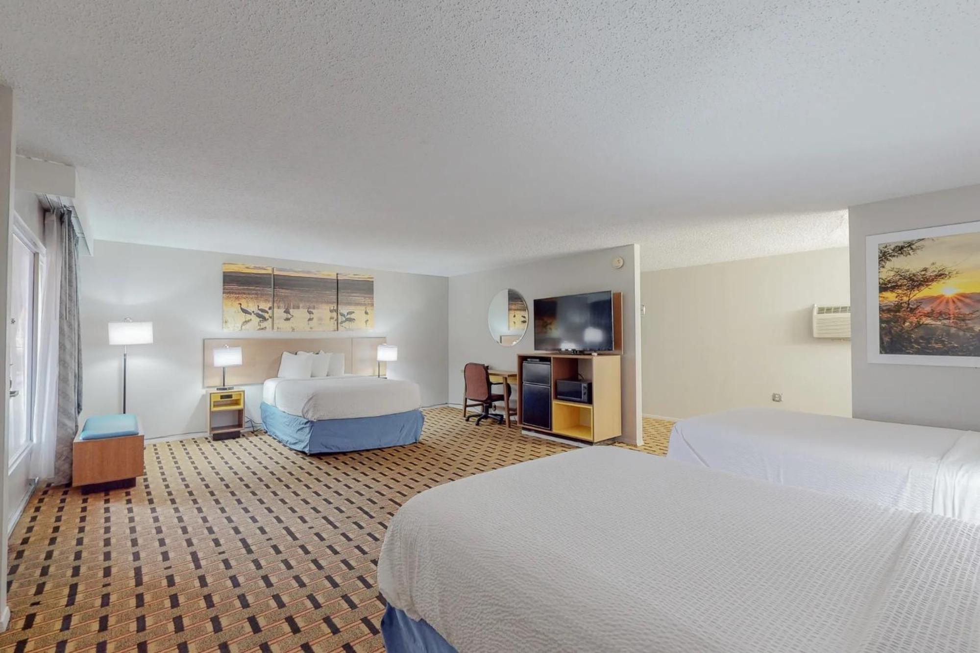 Room with Three Double Beds - Non-Smoking - Photo 2