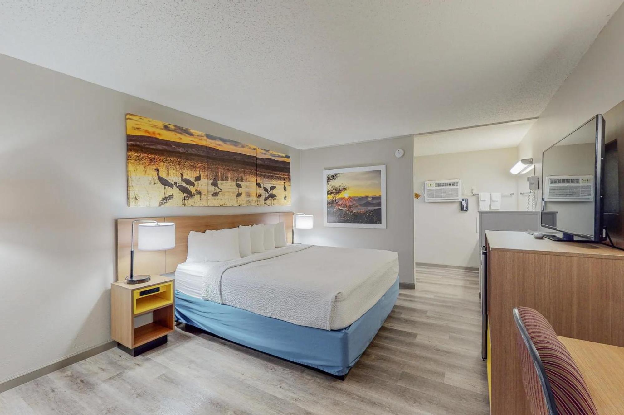 King Room - Non-Smoking - Photo 4