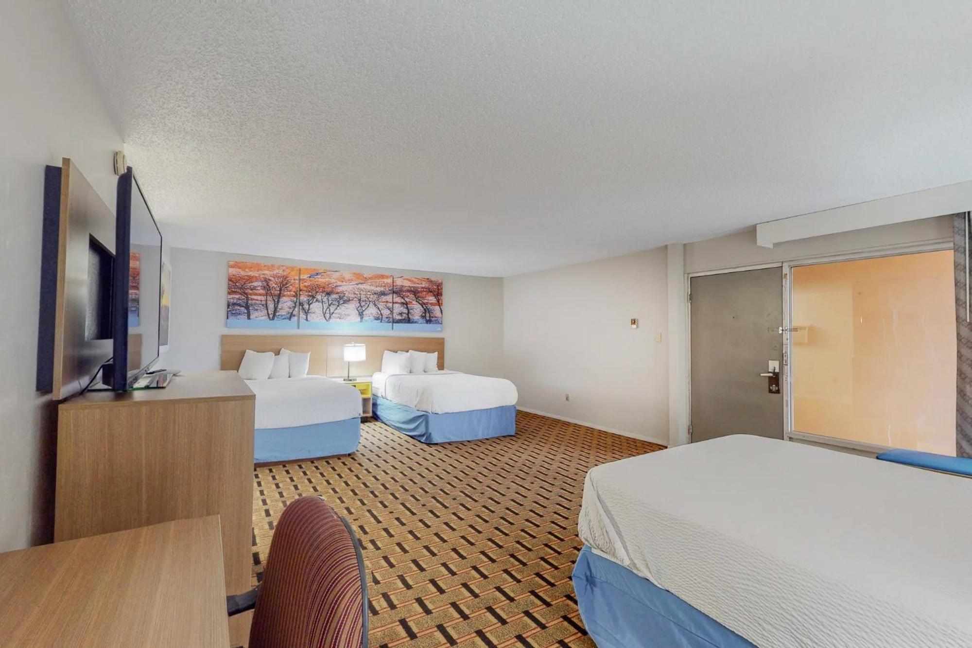Room with Three Double Beds - Non-Smoking - Photo 4