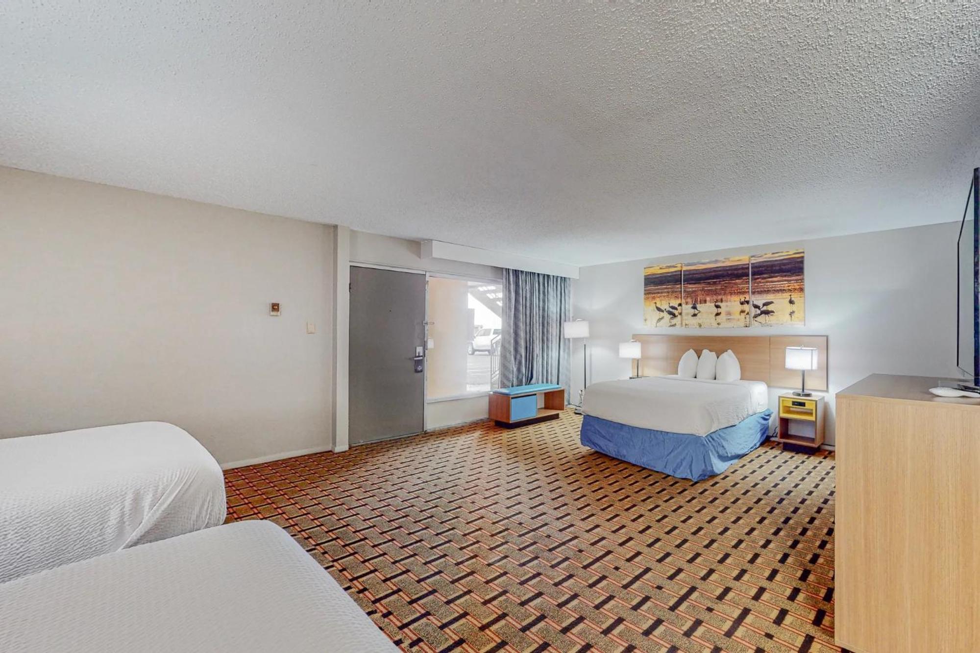 Room with Three Double Beds - Non-Smoking - Photo 3