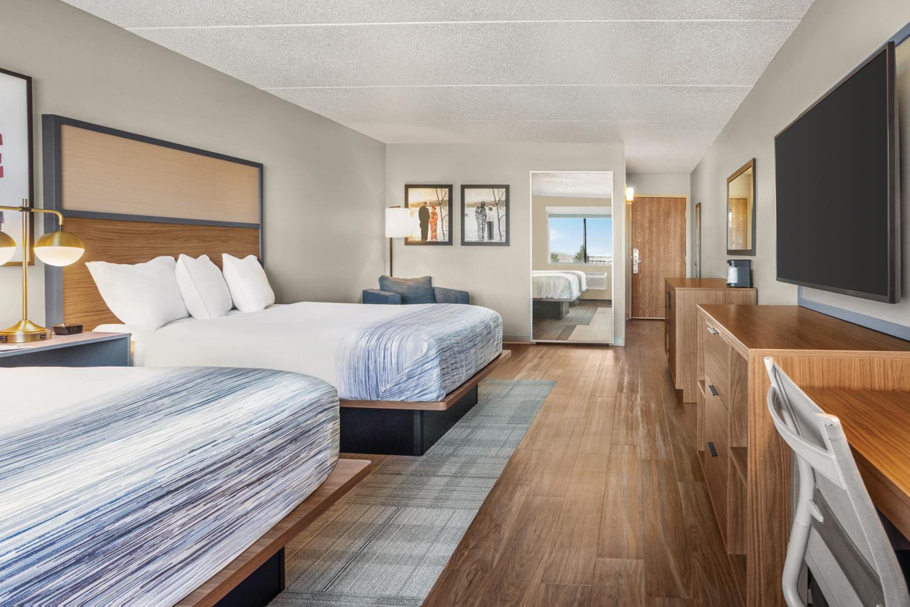 Queen Room with Two Queen Beds - Non-Smoking - Photo 1