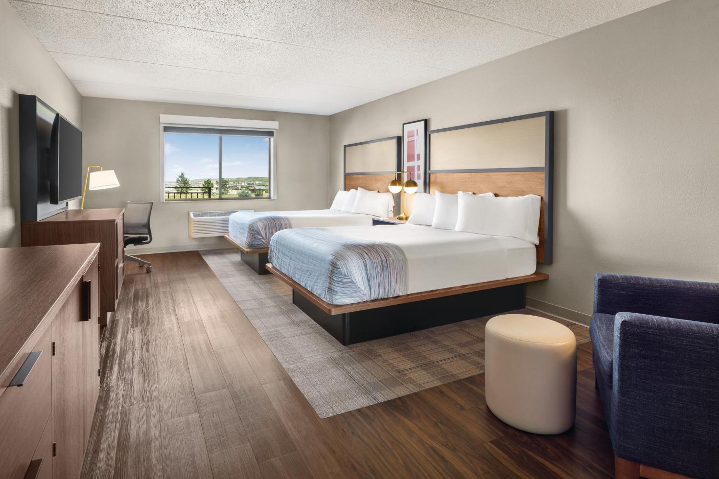 Queen Room with Two Queen Beds - Non-Smoking - Photo 4