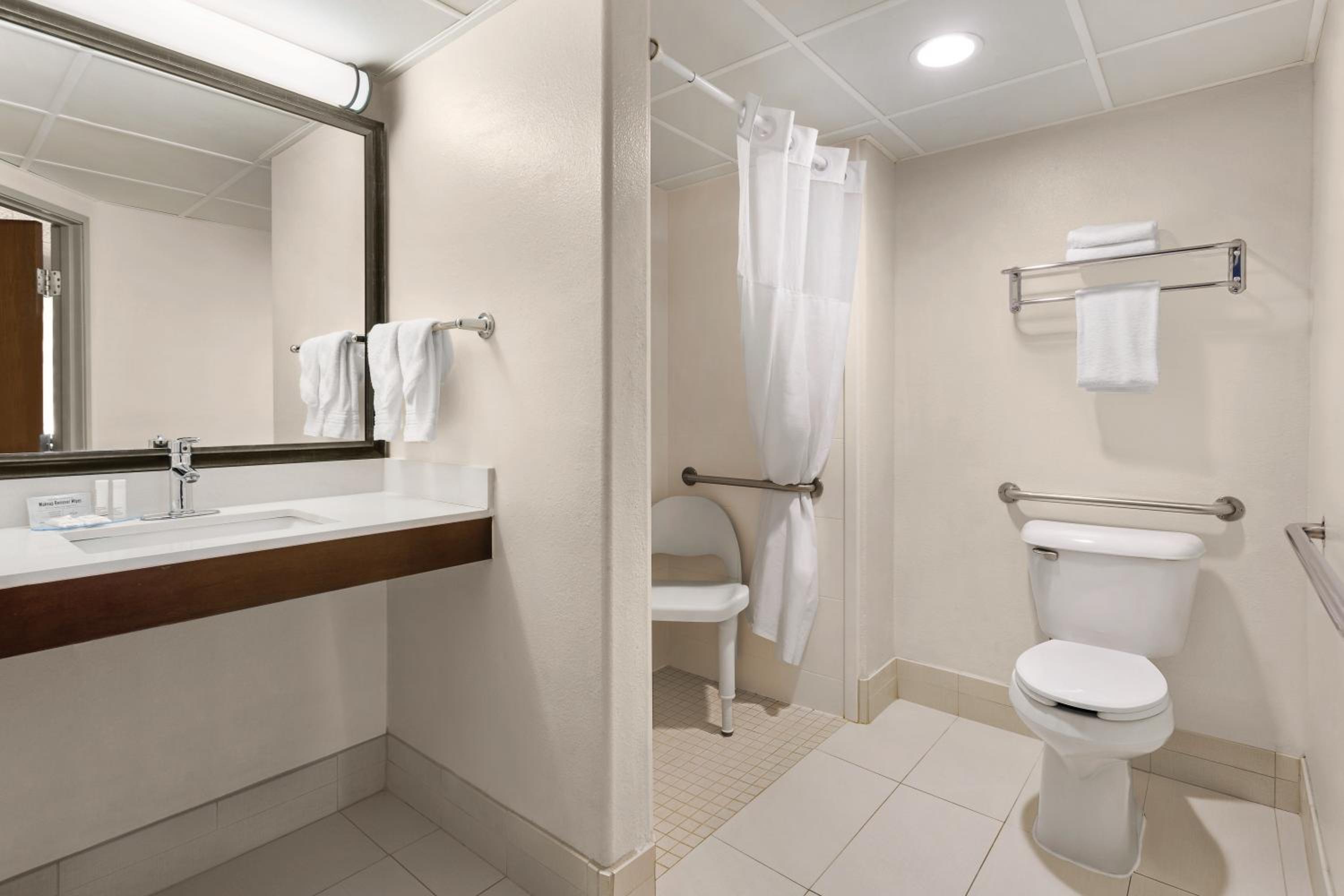 King Room - Mobility Access/Non-Smoking - Photo 3