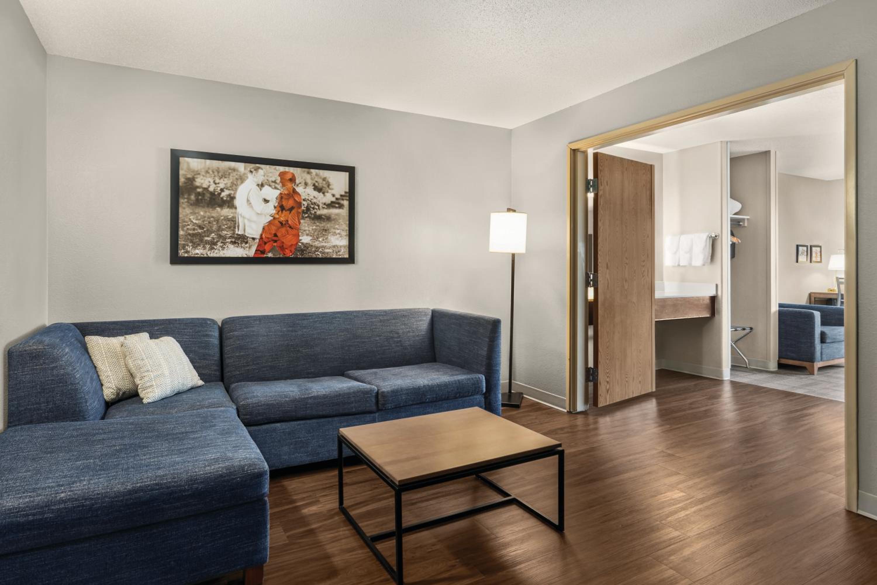 Suite - Non-Smoking - Photo 2