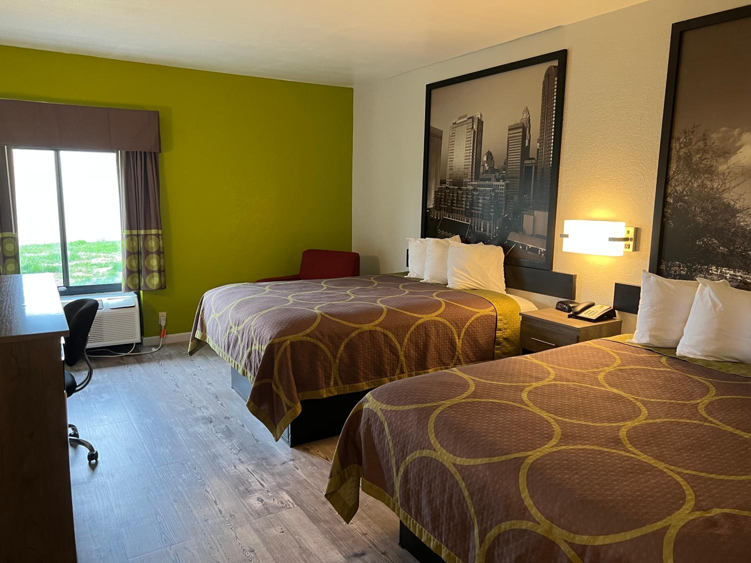 Queen Room with Two Queen Beds - Non-Smoking - Photo 6