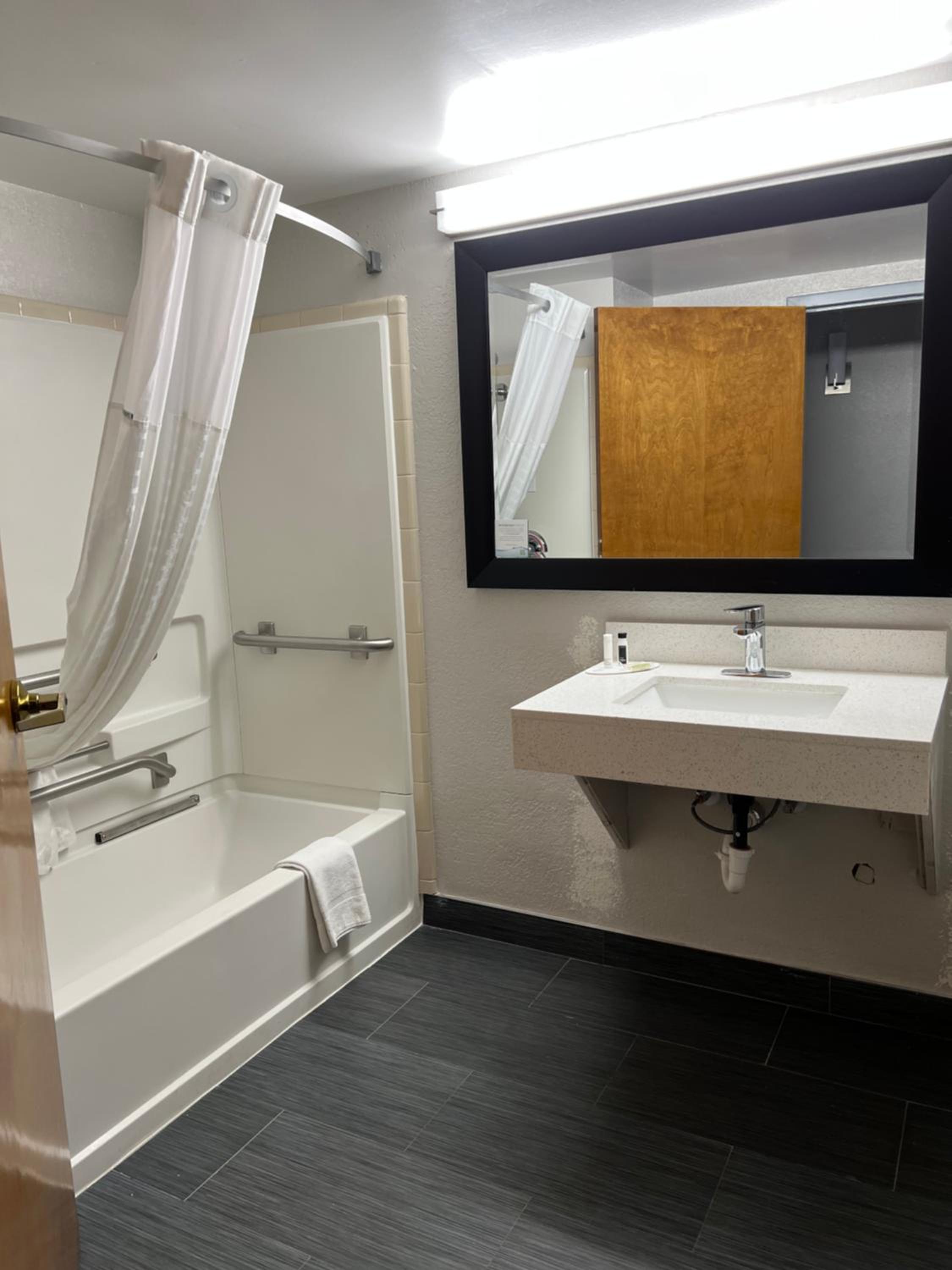 King Room - Mobility Access/Non-Smoking - Photo 3