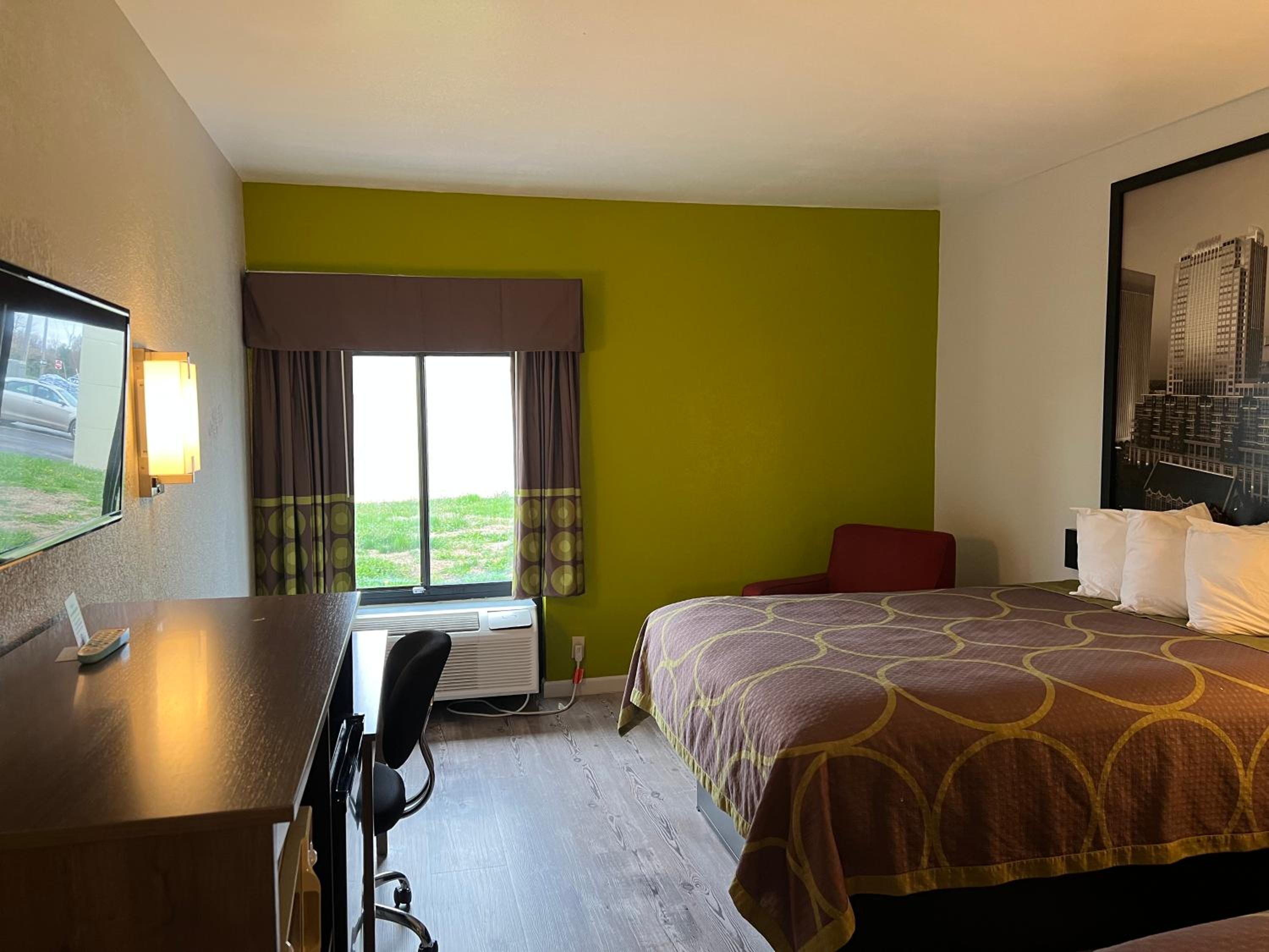 Queen Room with Two Queen Beds - Non-Smoking - Photo 1