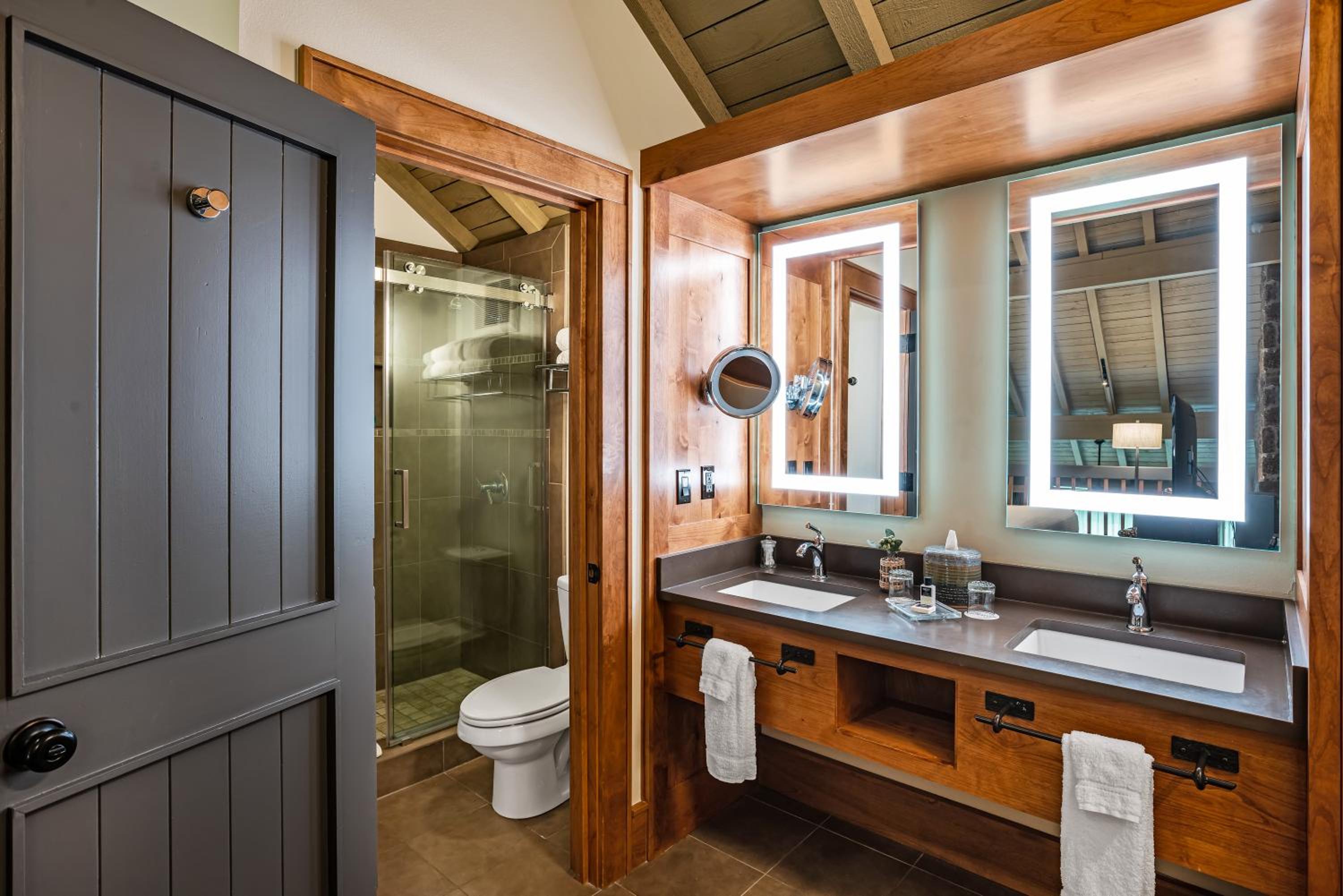 Deluxe Queen Suite - Photo 3