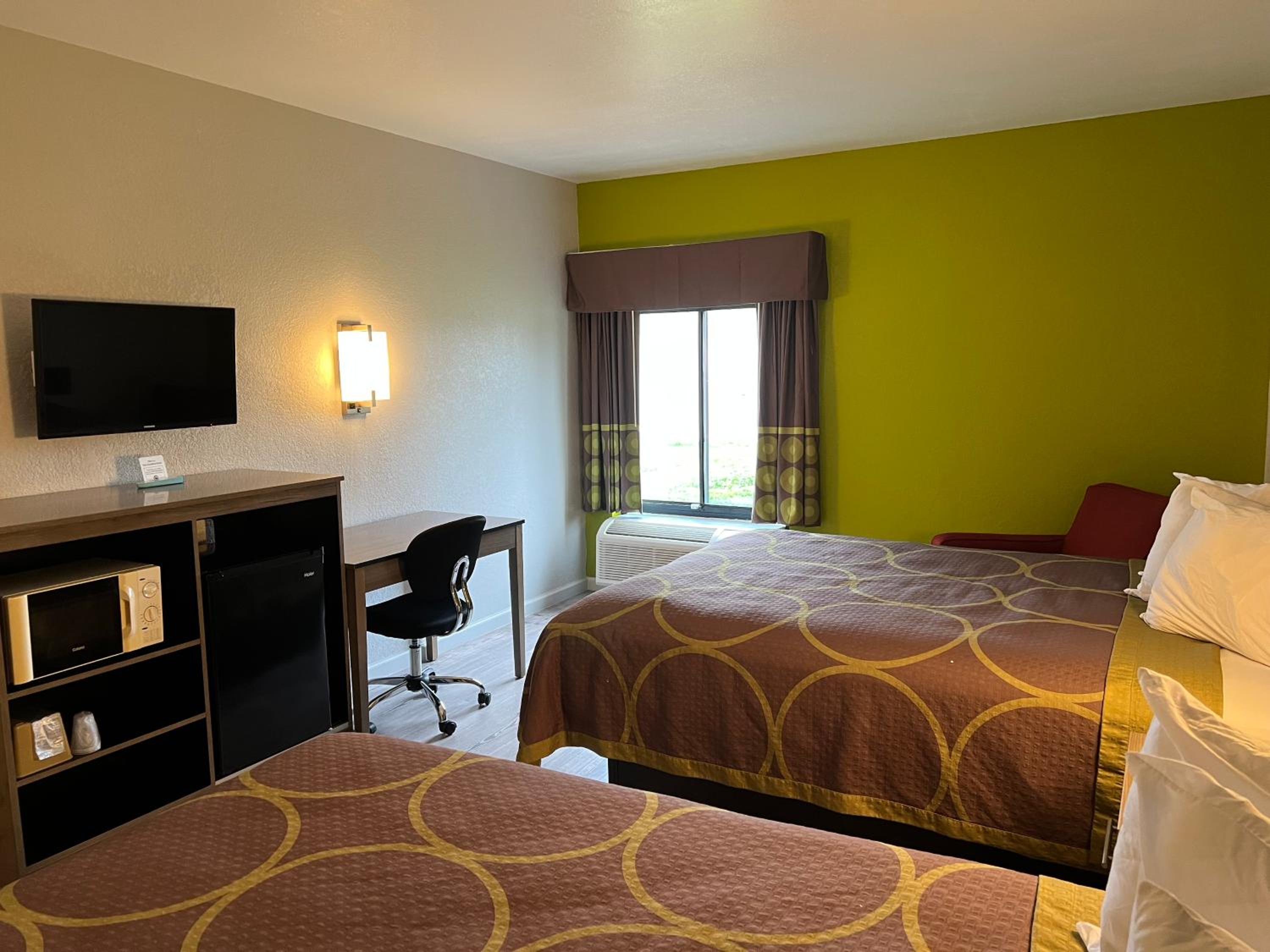 Queen Room with Two Queen Beds - Non-Smoking - Photo 4