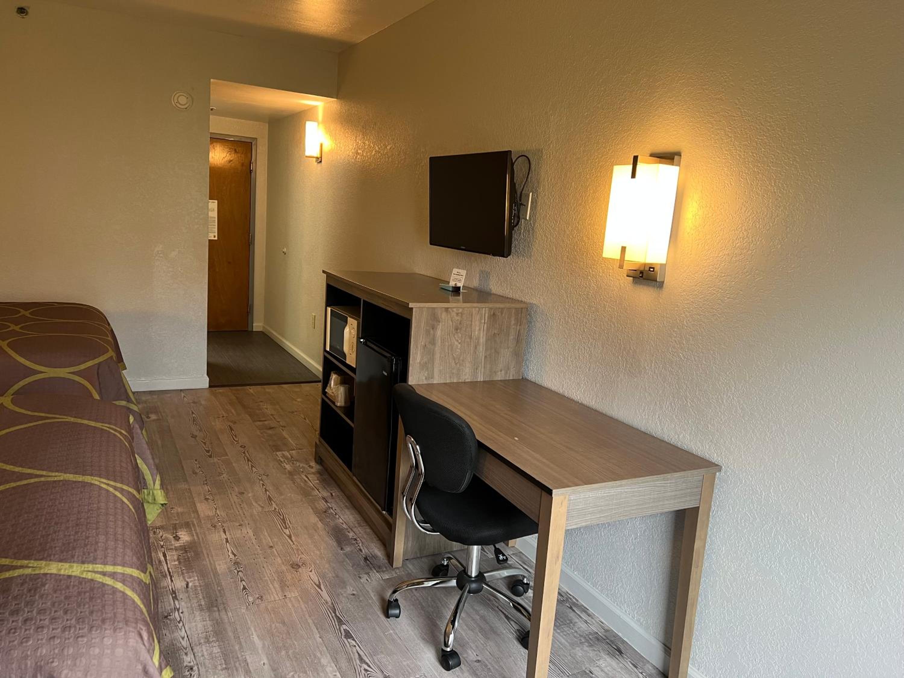 Queen Room with Two Queen Beds - Pet Friendly/Non-Smoking - Photo 5