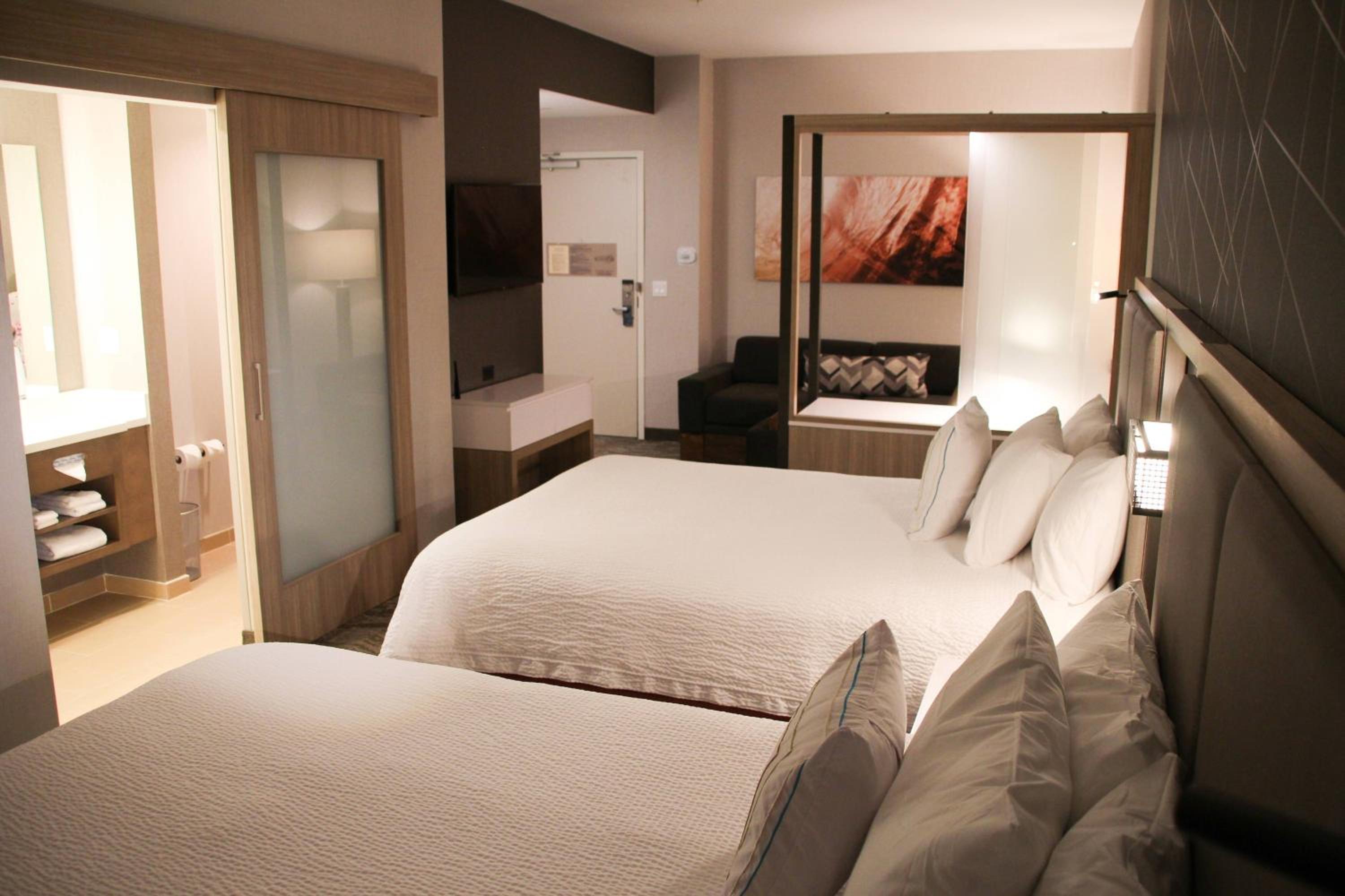 Queen Suite with Two Queen Beds, Bathtub and Trundle Sofa - Mobility Access/Hearing Accessible photo 2