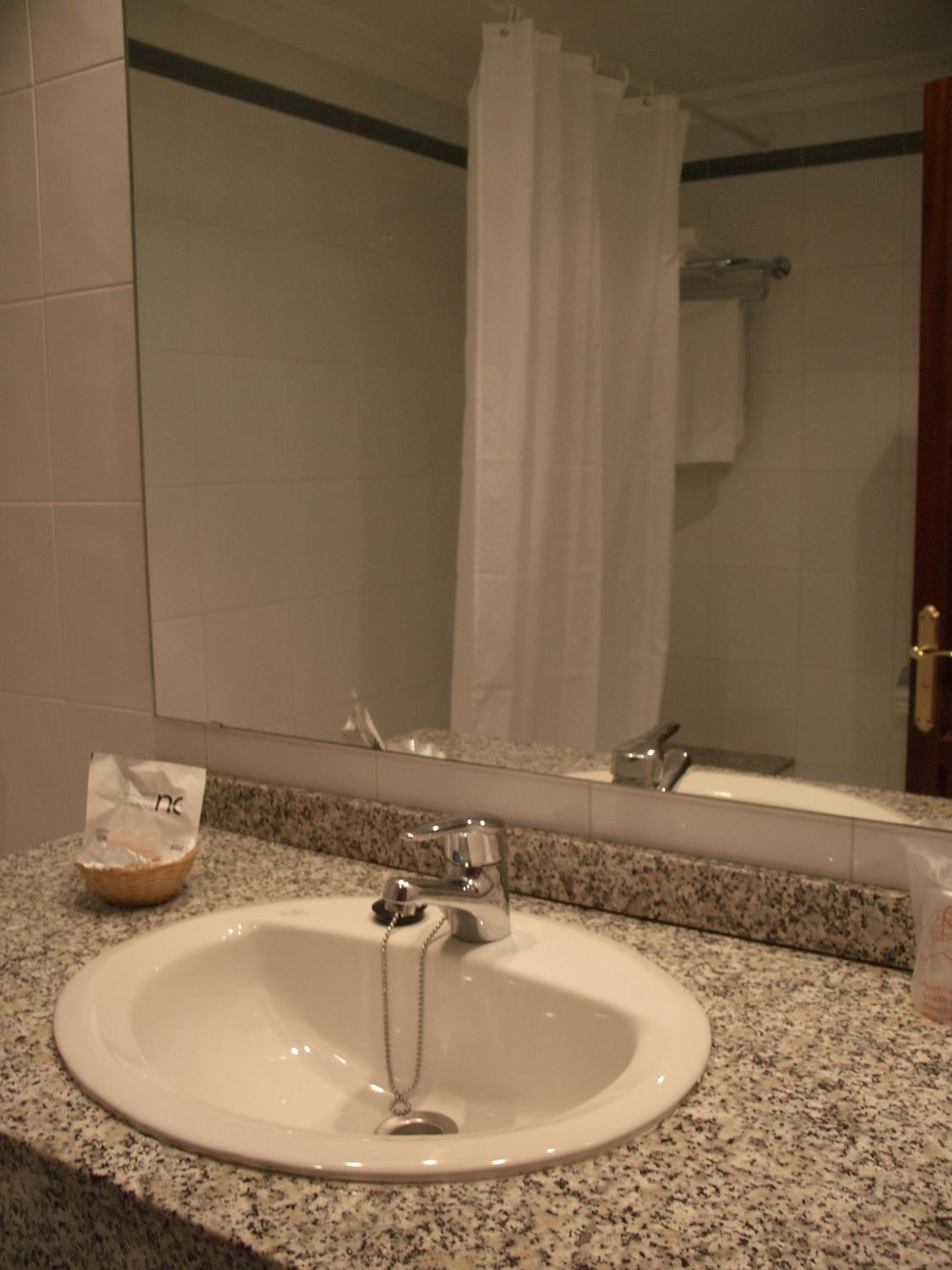 Twin or Double Room with Sea View - Photo 10