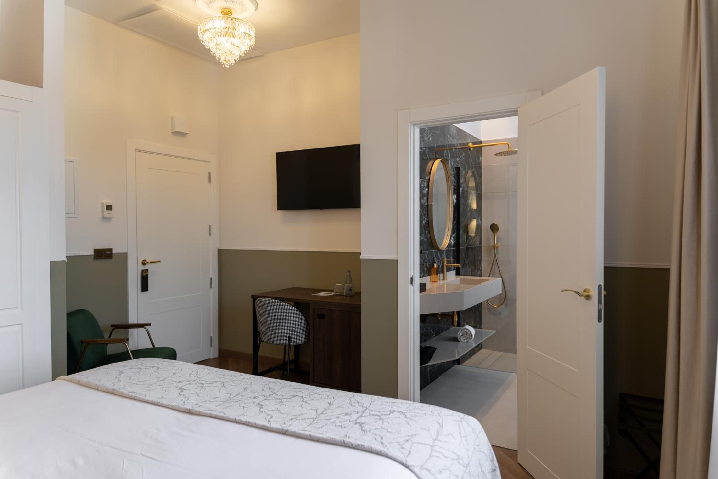 Double Room - Photo 8