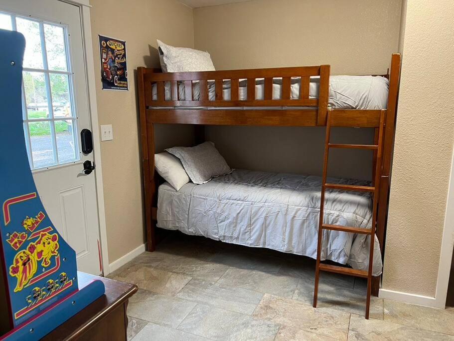 Five-Bedroom House photo 2