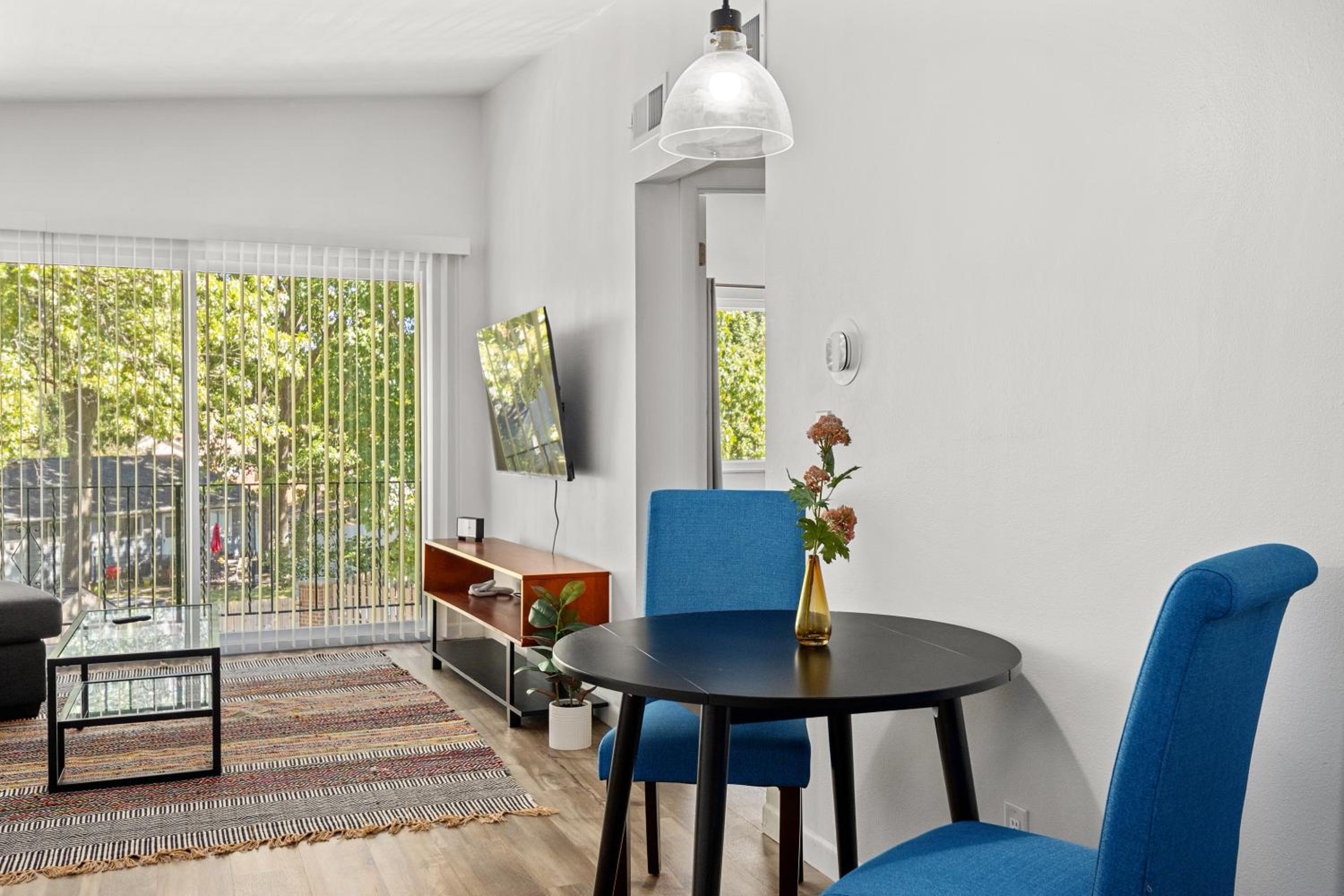 Apartment with Balcony photo 3